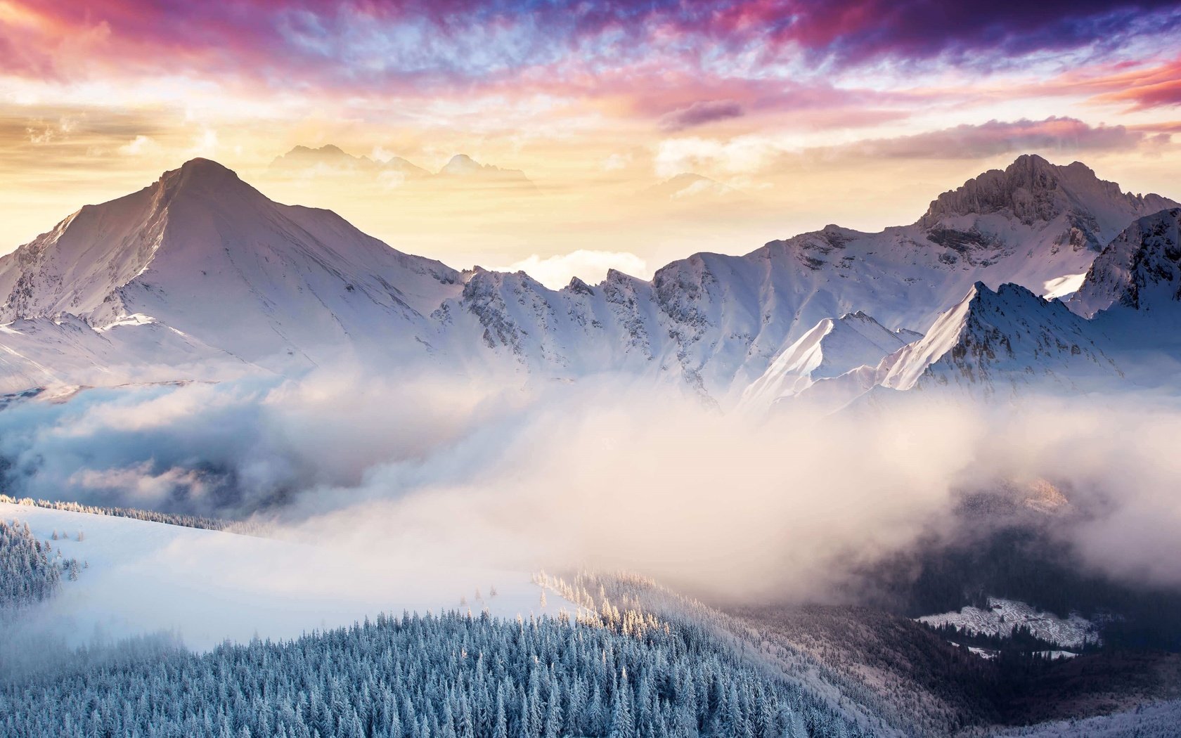 Обои небо, туман, облака, горы, скалы, снег, природа, лес, зима, the sky, fog, clouds, mountains, rocks, snow, nature, forest, winter разрешение 4500x2531 Загрузить