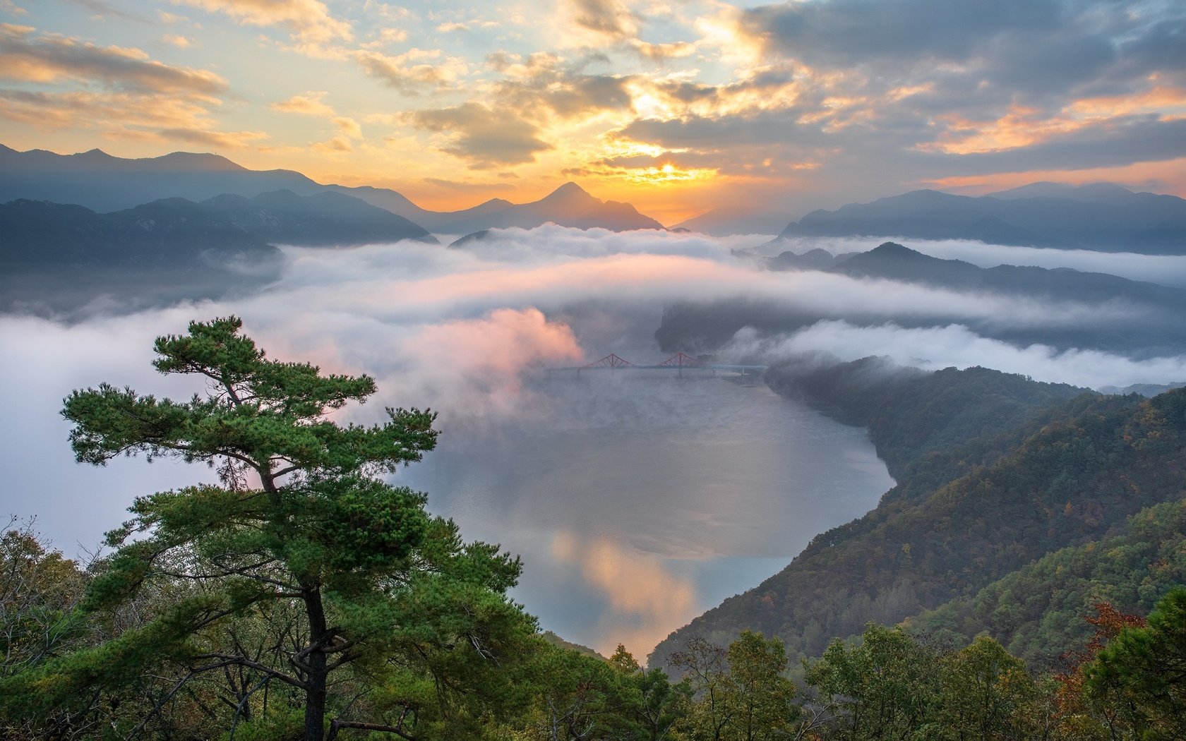 Обои облака, южная корея, река, горы, природа, дерево, пейзаж, мост, леса, clouds, south korea, river, mountains, nature, tree, landscape, bridge, forest разрешение 2000x1334 Загрузить