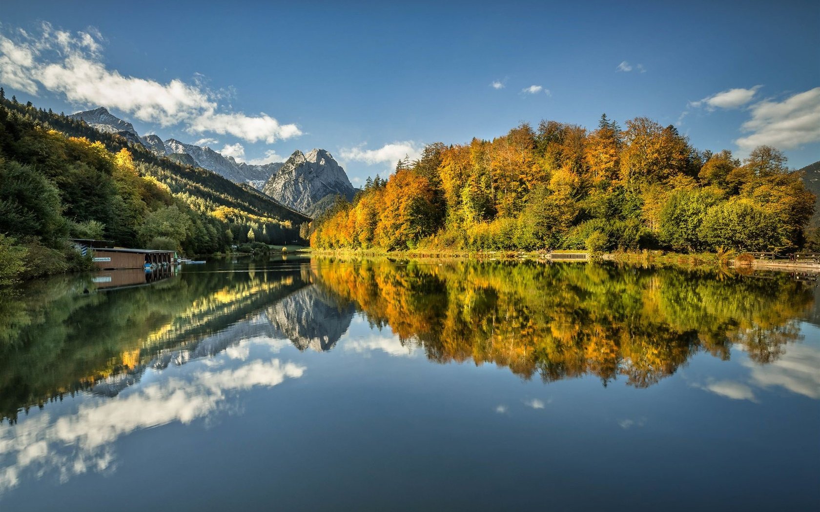 Обои озеро, горы, лес, отражение, осень, германия, бавария, lake, mountains, forest, reflection, autumn, germany, bayern разрешение 1920x1250 Загрузить