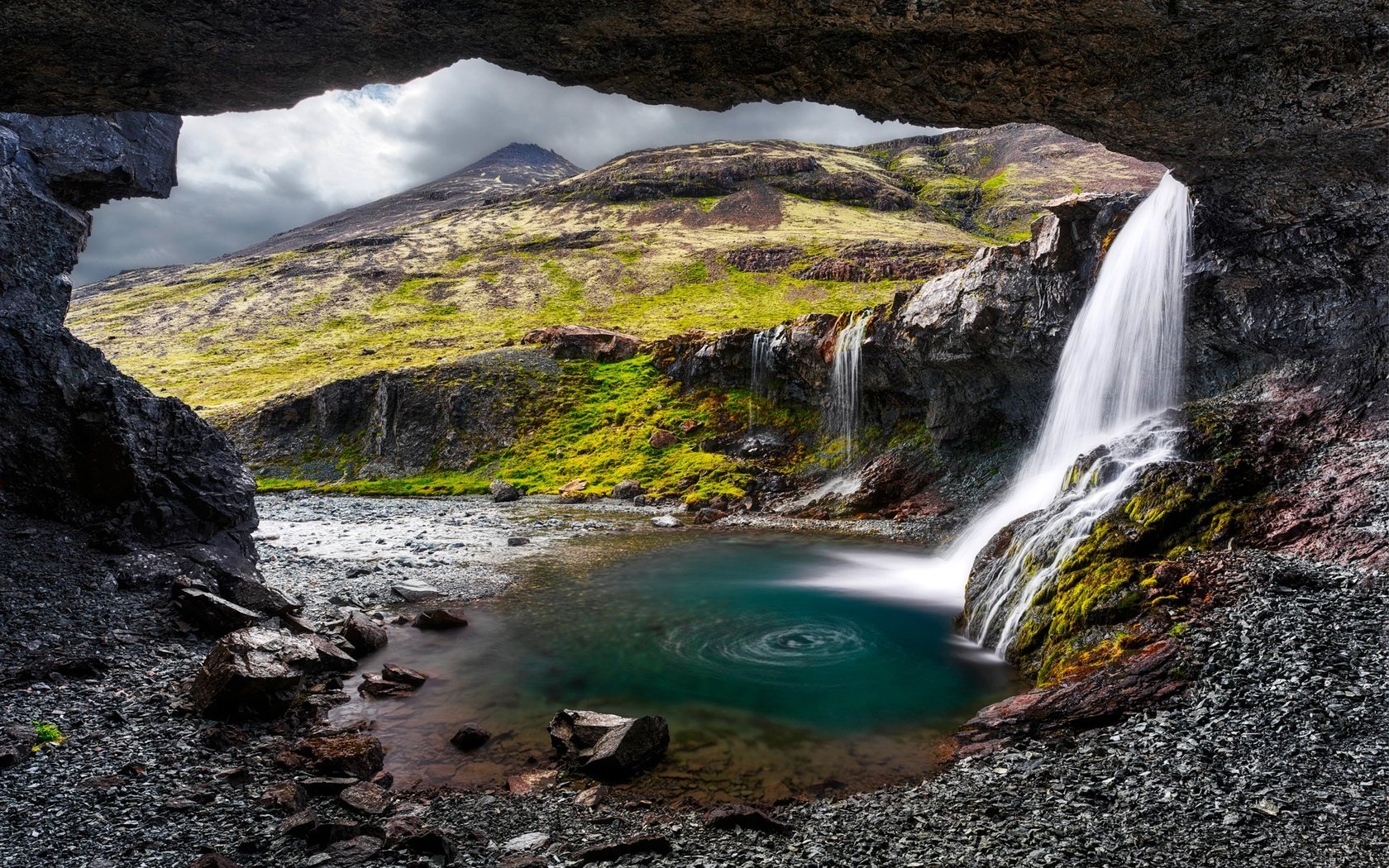 Обои исландия, трава, горы, скалы, камни, склон, водопад, мох, арка, iceland, grass, mountains, rocks, stones, slope, waterfall, moss, arch разрешение 2000x1499 Загрузить