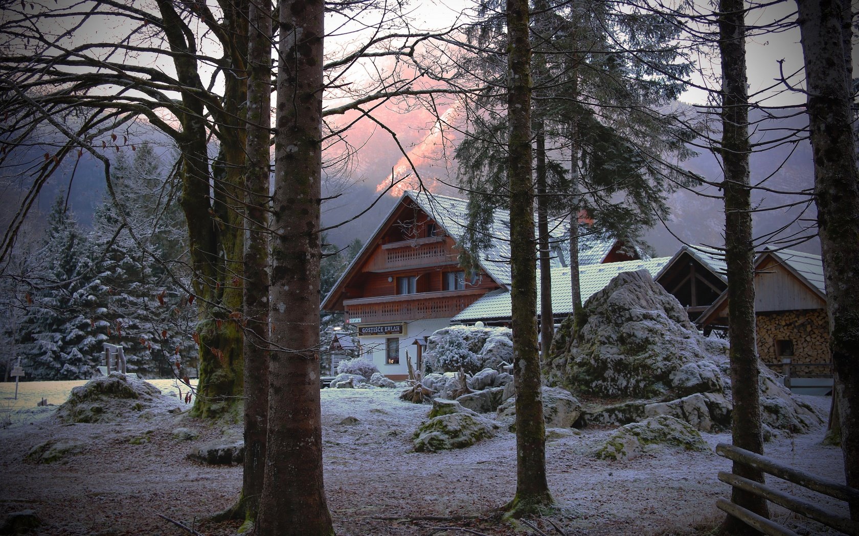 Обои горы, снег, лес, зима, дом, домик, особняк, коттедж, mountains, snow, forest, winter, house, mansion, cottage разрешение 3840x2160 Загрузить