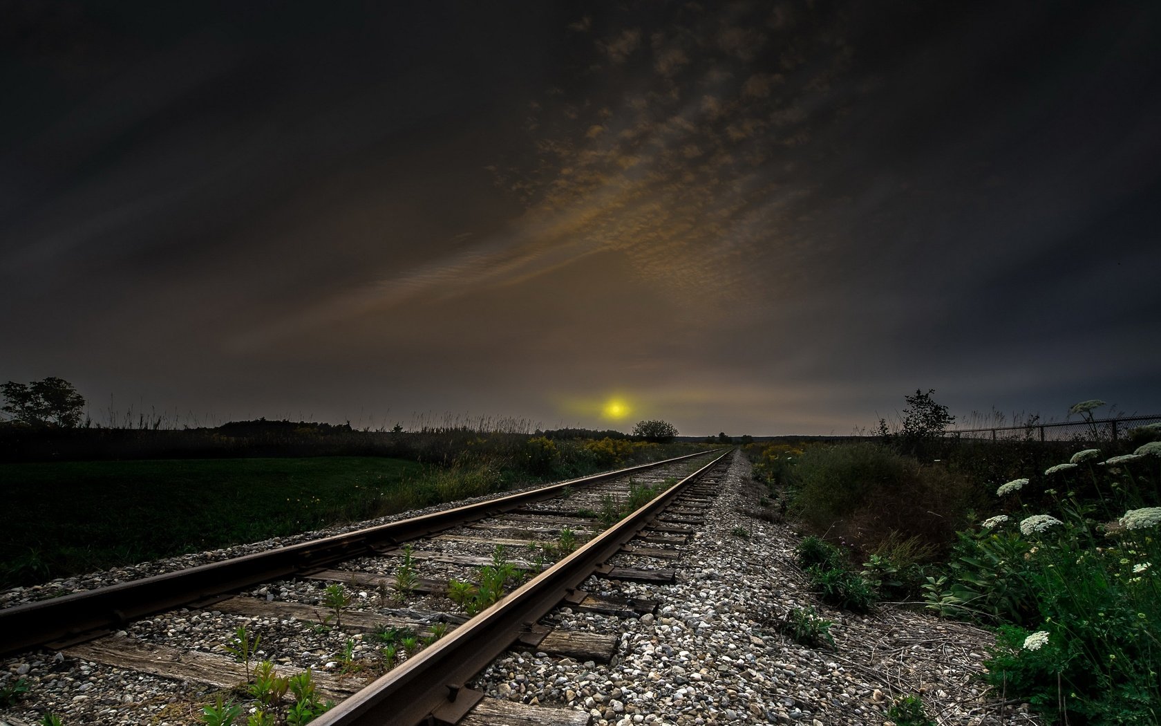 Обои небо, ночь, железная дорога, рельсы, поле, горизонт, the sky, night, railroad, rails, field, horizon разрешение 3840x2160 Загрузить