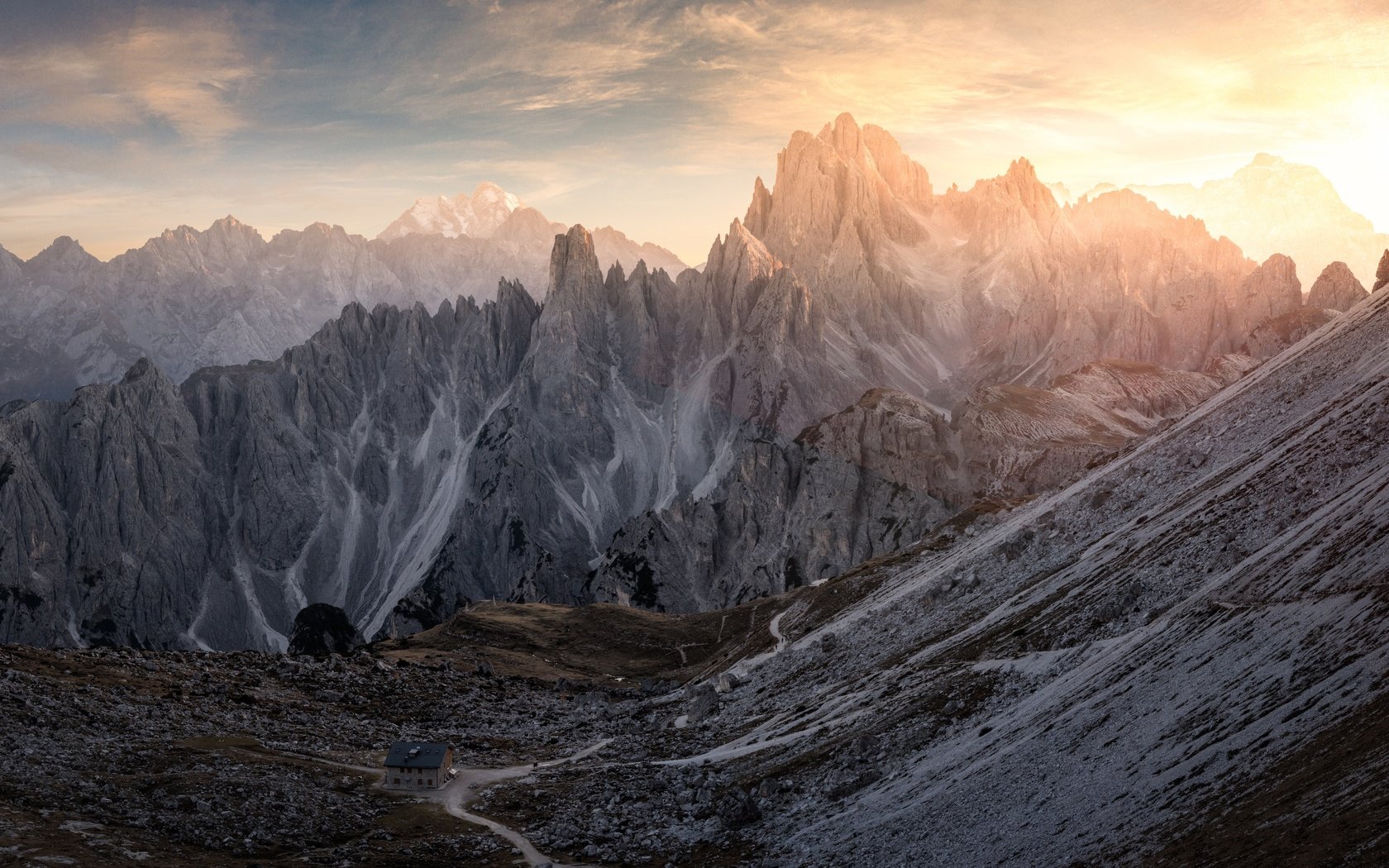 Обои свет, горы, скалы, солнце, утро, вершины, доломиты, light, mountains, rocks, the sun, morning, tops, the dolomites разрешение 3901x2562 Загрузить