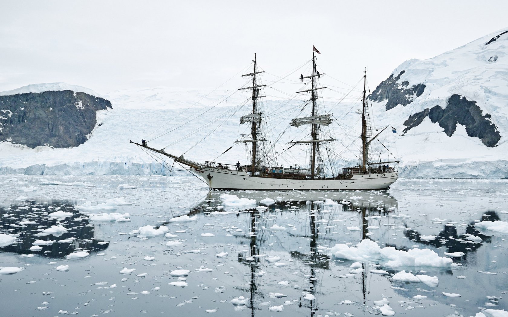 Обои горы, снег, море, парусник, лёд, антарктика, mountains, snow, sea, sailboat, ice, antarctica разрешение 2112x1188 Загрузить