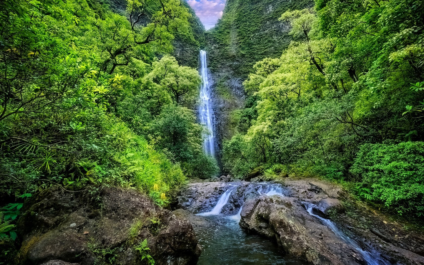 Обои деревья, растительность, горы, обрушивается, скалы, kauai, природа, пейзаж, водопад, речка, гаваи, trees, vegetation, mountains, falls, rocks, nature, landscape, waterfall, river, hawaii разрешение 2048x1366 Загрузить