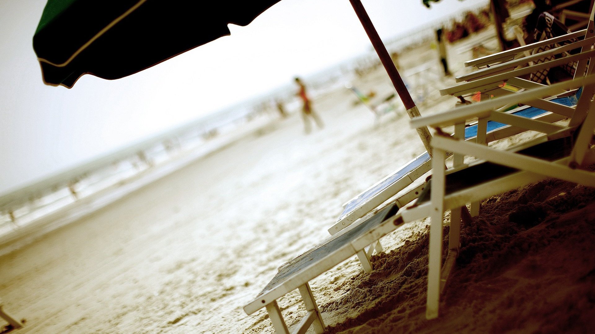 Обои песок, пляж, лето, лежаки, зонтик, sand, beach, summer, sunbeds, umbrella разрешение 1920x1200 Загрузить