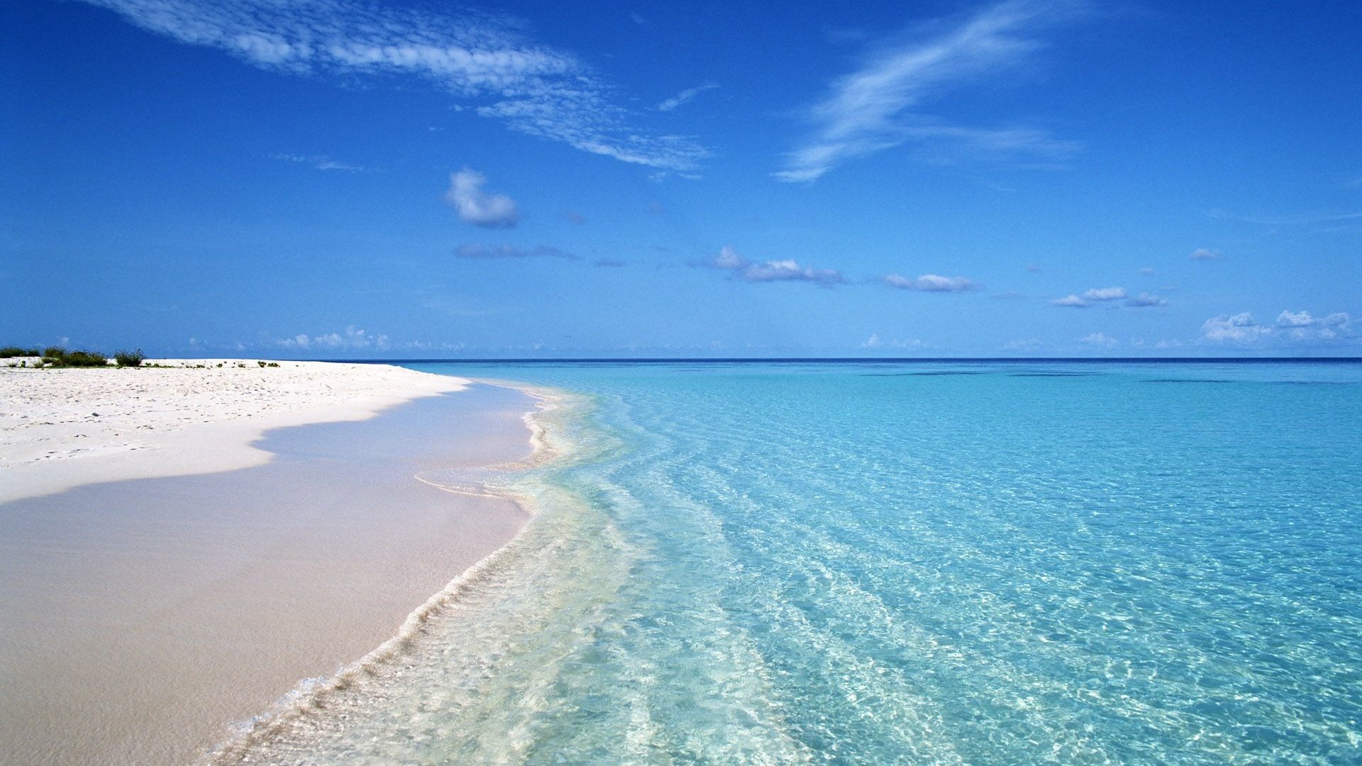 Bãi biển xanh với bầu trời xanh rực rỡ chắc chắn sẽ làm say đắm lòng người với vẻ đẹp vô cùng tuyệt vời. Hãy cùng tận hưởng một ngày nghỉ dưỡng trọn vẹn tại bãi biển xanh, tắm nắng, tắm biển và thư giãn với gia đình bạn.