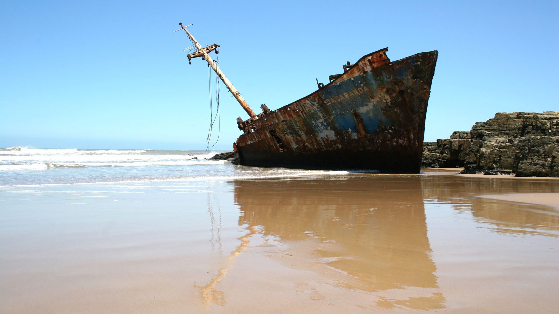 Обои небо, берег, пляж, старый катер, the sky, shore, beach, old boat разрешение 1920x1200 Загрузить