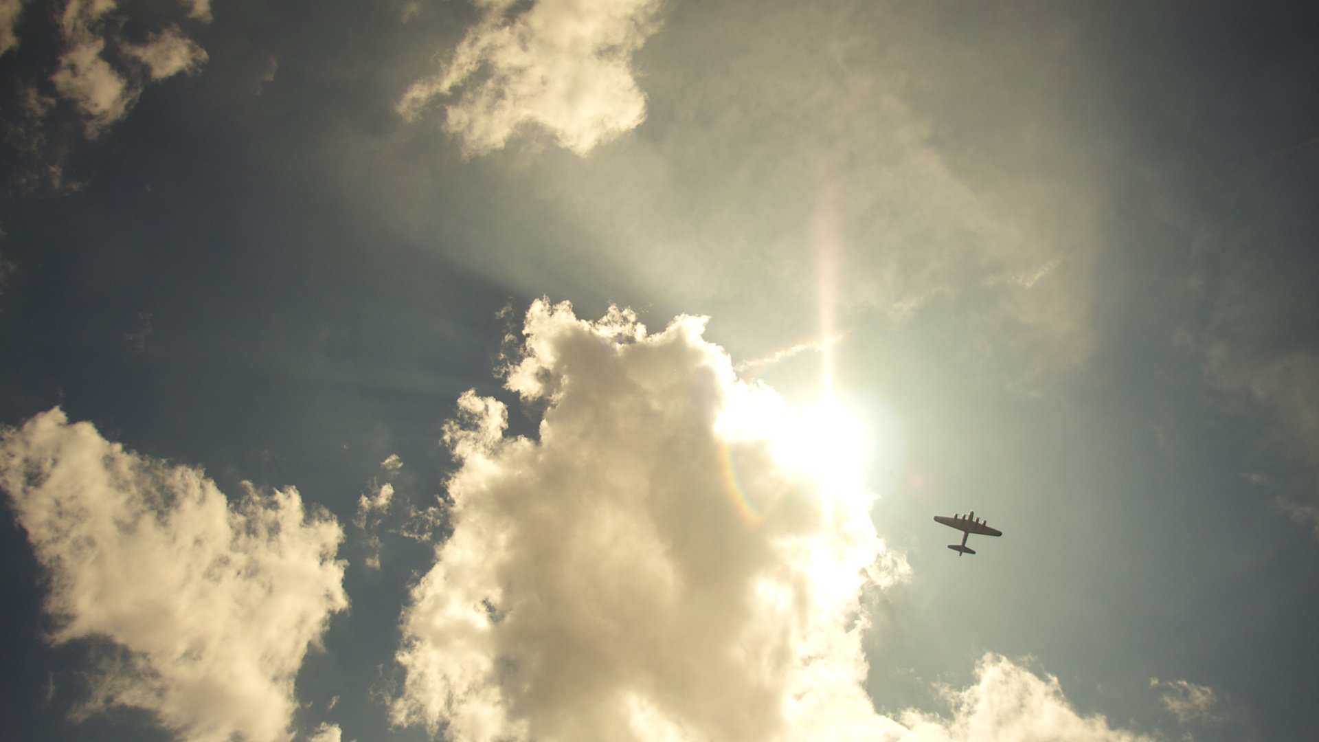 Обои небо, облака, самолет, пейзажи, свобода, неба, airplanes, рейс, the sky, clouds, the plane, landscapes, freedom, sky, flight разрешение 1920x1200 Загрузить