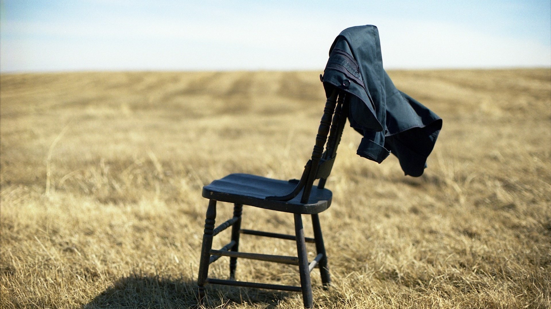 Обои поле, стул, куртка, field, chair, jacket разрешение 1920x1200 Загрузить