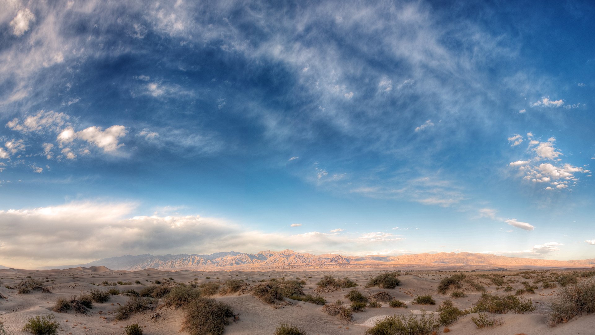 Обои небо, трава, облака, горы, песок, поле, пустыня, the sky, grass, clouds, mountains, sand, field, desert разрешение 2560x1600 Загрузить