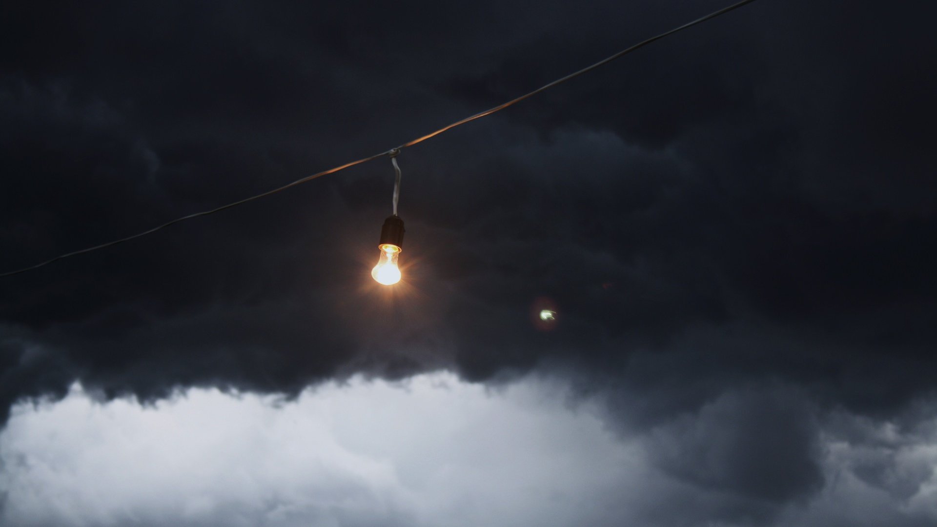 Обои тучи, лампочка, провод, clouds, light bulb, wire разрешение 3888x2592 Загрузить