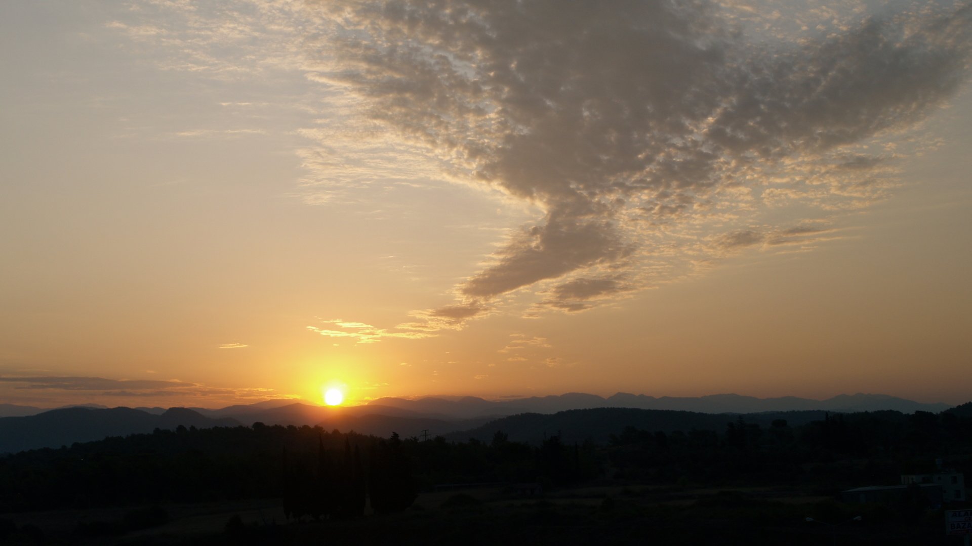 Обои облака, горы, солнце, рассвет, clouds, mountains, the sun, dawn разрешение 3648x2736 Загрузить