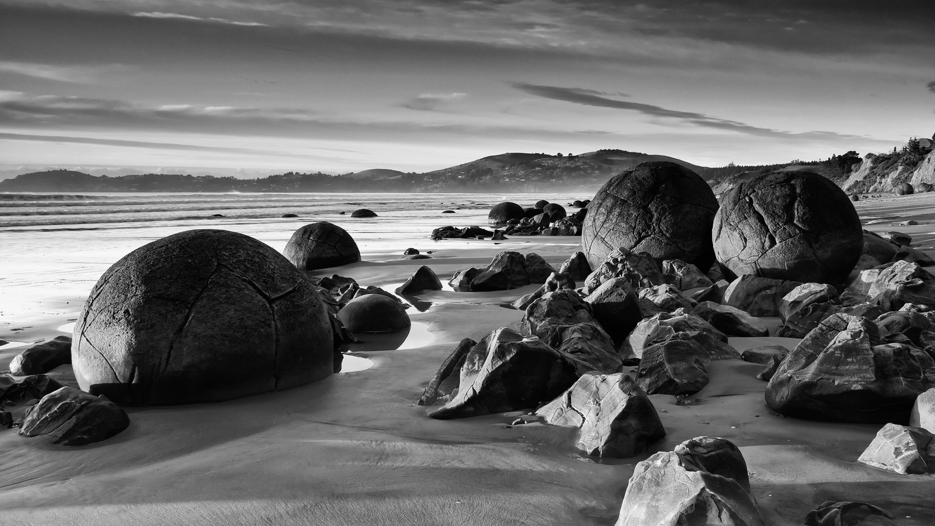 Обои камни, берег, черно-белая, круглые, stones, shore, black and white, round разрешение 2560x1600 Загрузить