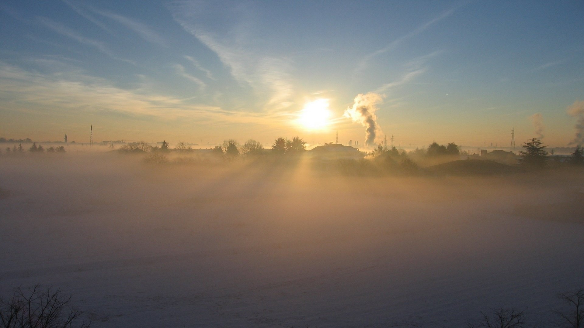 Обои солнце, снег, зима, туман, деревня, дым, the sun, snow, winter, fog, village, smoke разрешение 2560x1600 Загрузить