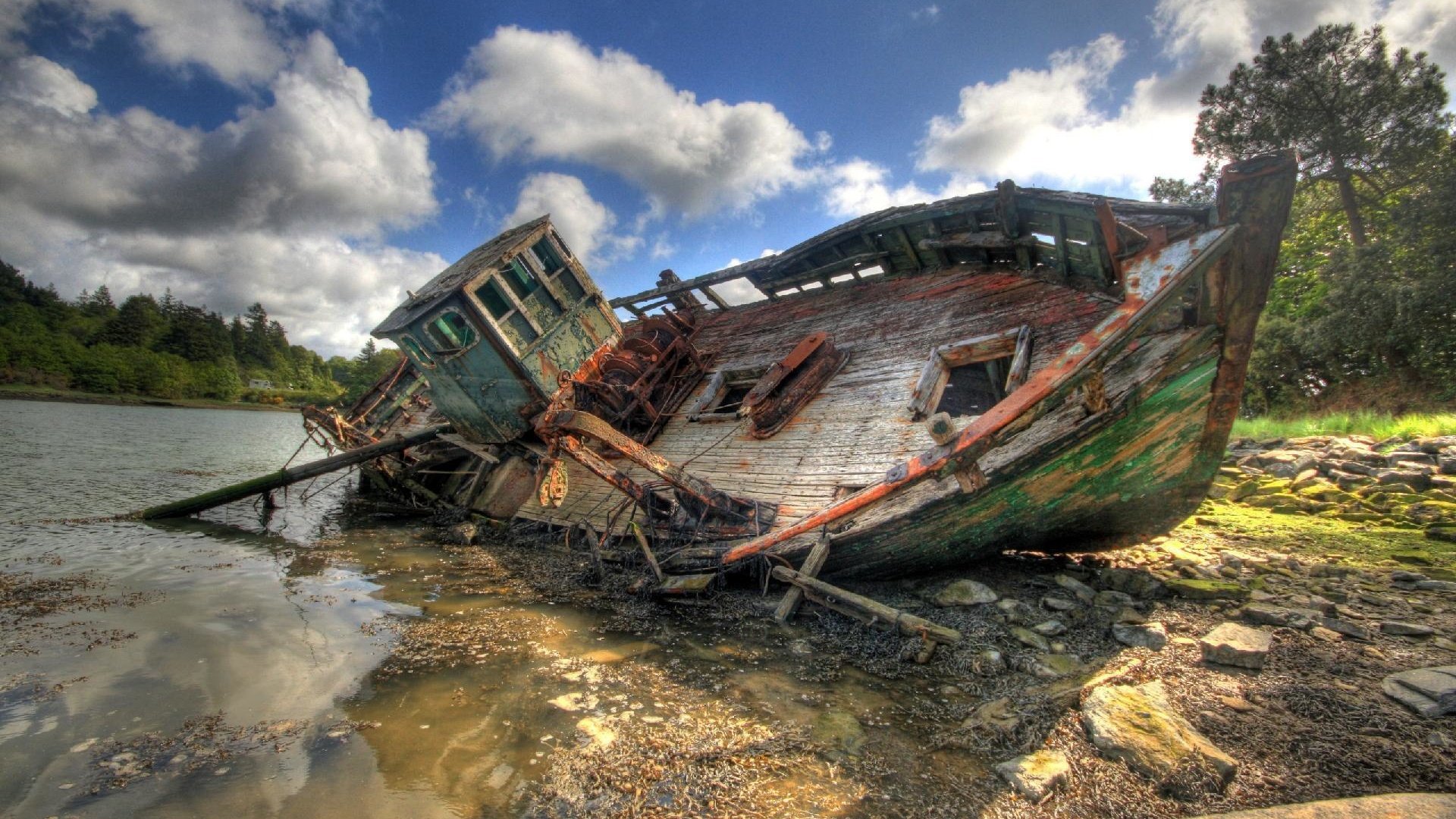 Обои небо, река, камни, берег, корабль, крушение, баркас, the sky, river, stones, shore, ship, the crash, barkas разрешение 1920x1200 Загрузить