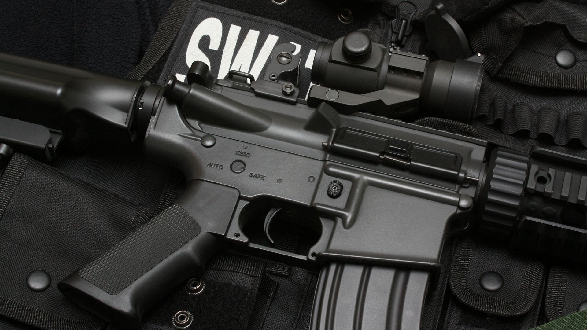 Обои оружие, винтовка, автомат, swat, жилет, weapons, rifle, machine, vest разрешение 1920x1200 Загрузить