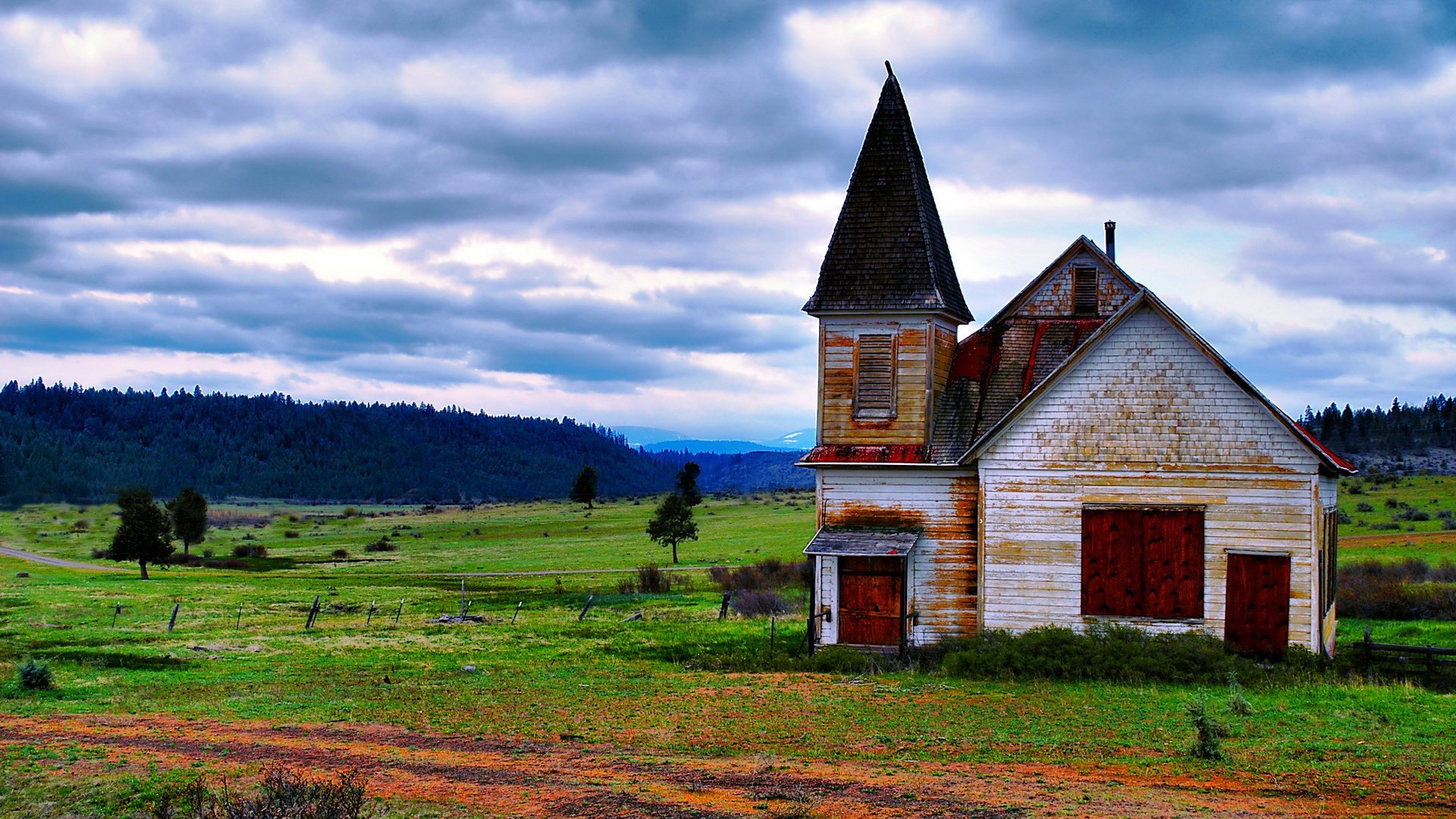 Обои горы, лес, поле, дом, mountains, forest, field, house разрешение 1920x1200 Загрузить