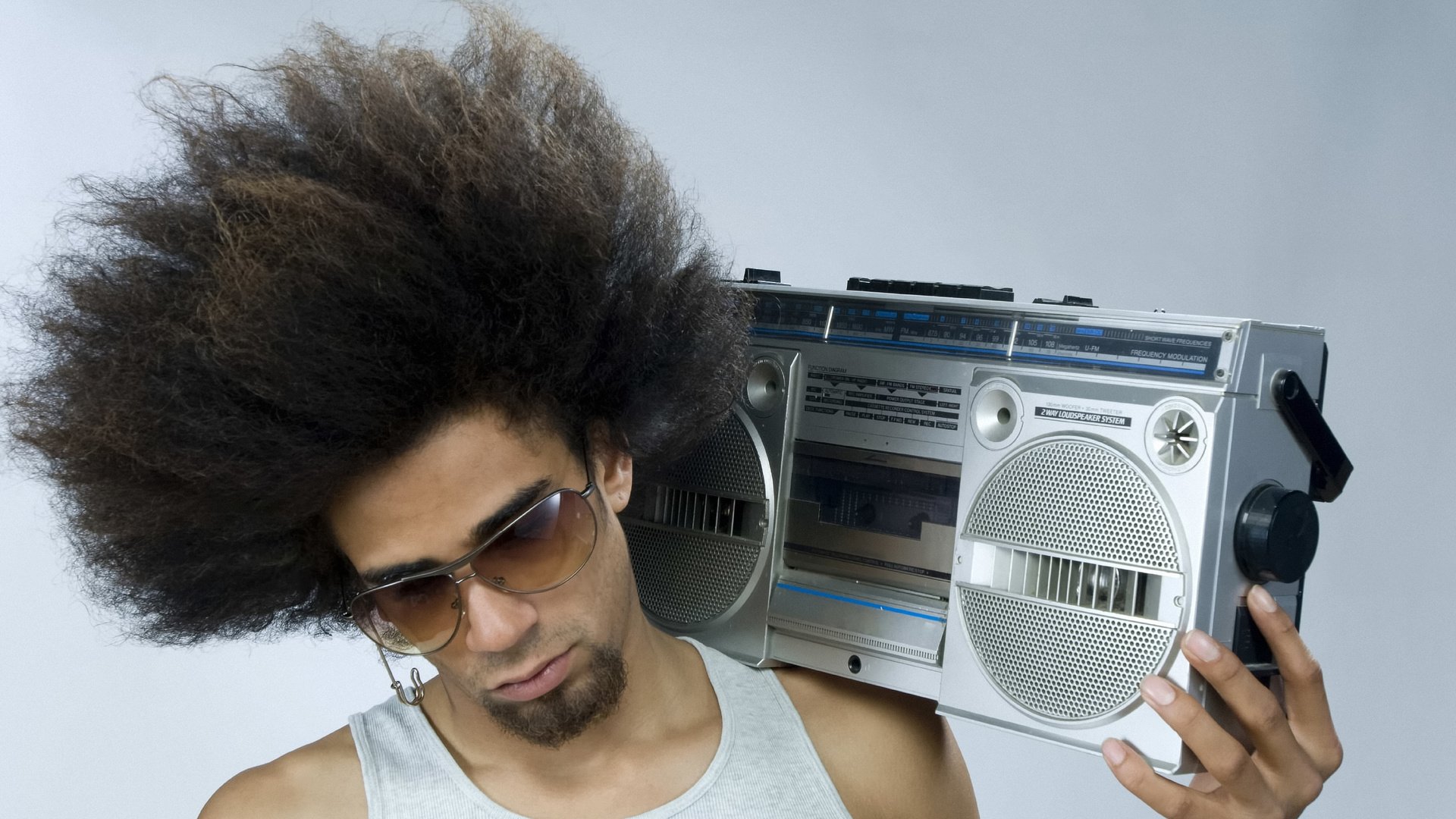 Обои чувак, афро, мафон, кассетник, dude, afro, mufon, cassette разрешение 2680x1811 Загрузить