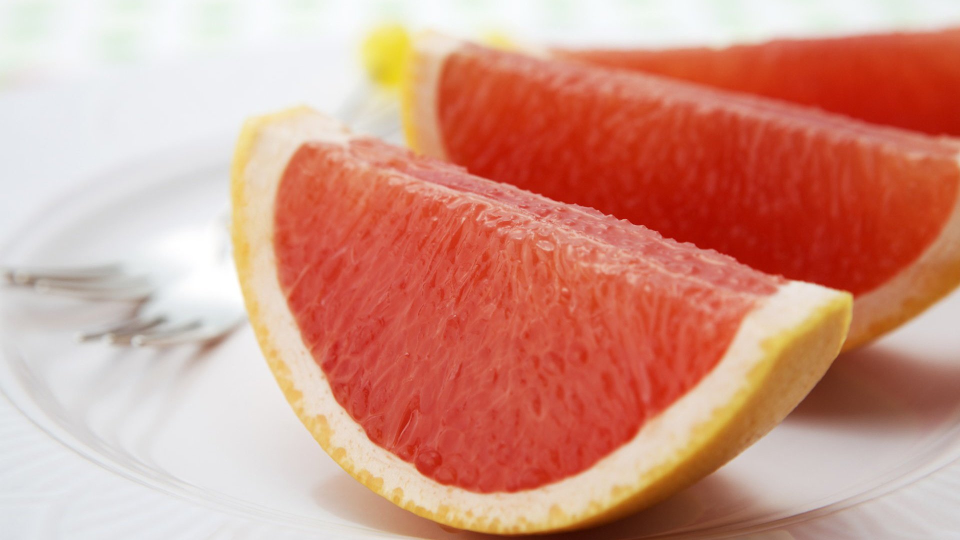 Обои макро, белый фон, цитрус, дольки, тарелка, грейпфрут, macro, white background, citrus, slices, plate, grapefruit разрешение 1920x1200 Загрузить