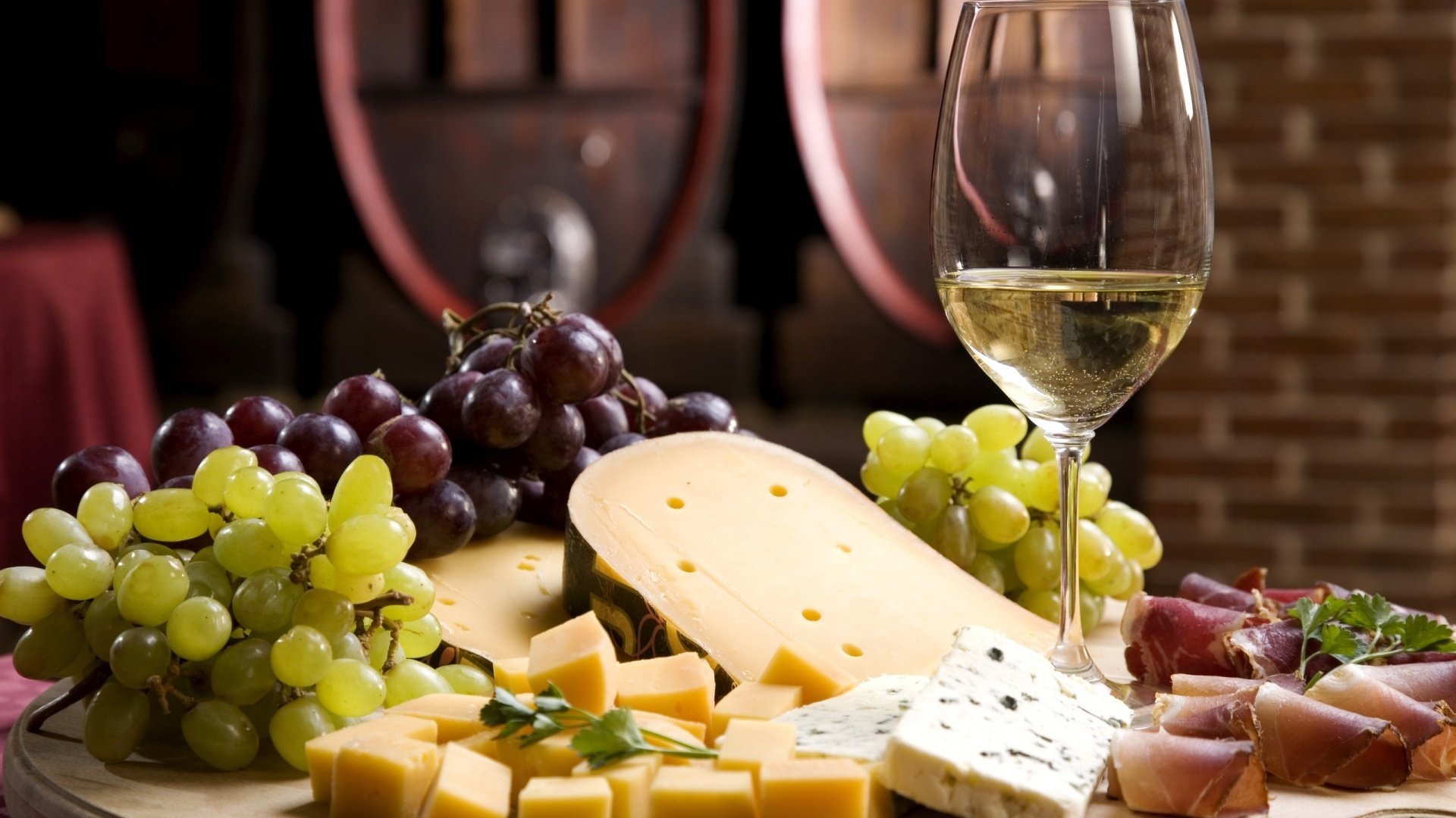 Обои виноград, бокал, сыр, вино, белое, grapes, glass, cheese, wine, white разрешение 1920x1200 Загрузить