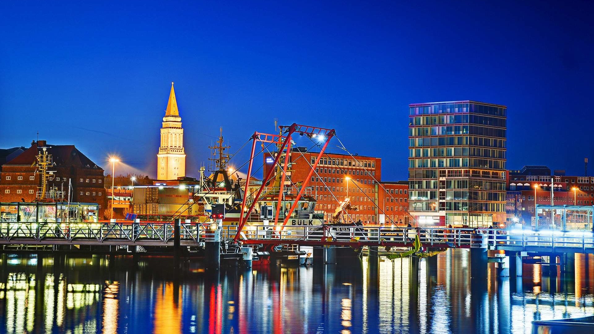 Обои ночь, огни, город, гавань, киль-фьорд, night, lights, the city, harbour, kiel fjord разрешение 1920x1200 Загрузить