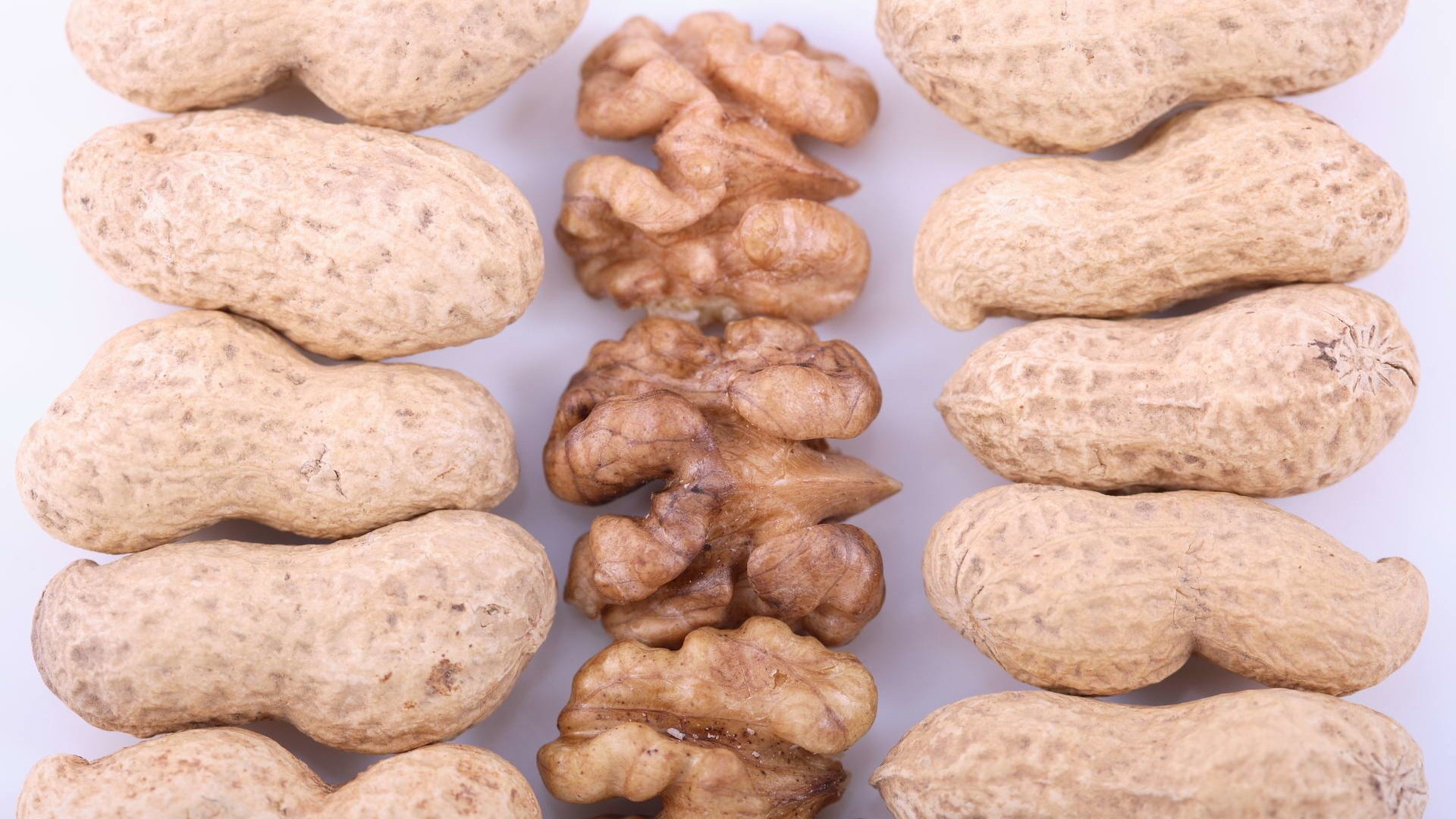 Обои орехи, арахис, грецкие, грецкие орехи, земляной орех, nuts, peanuts, walnut, walnuts, groundnuts разрешение 1920x1280 Загрузить