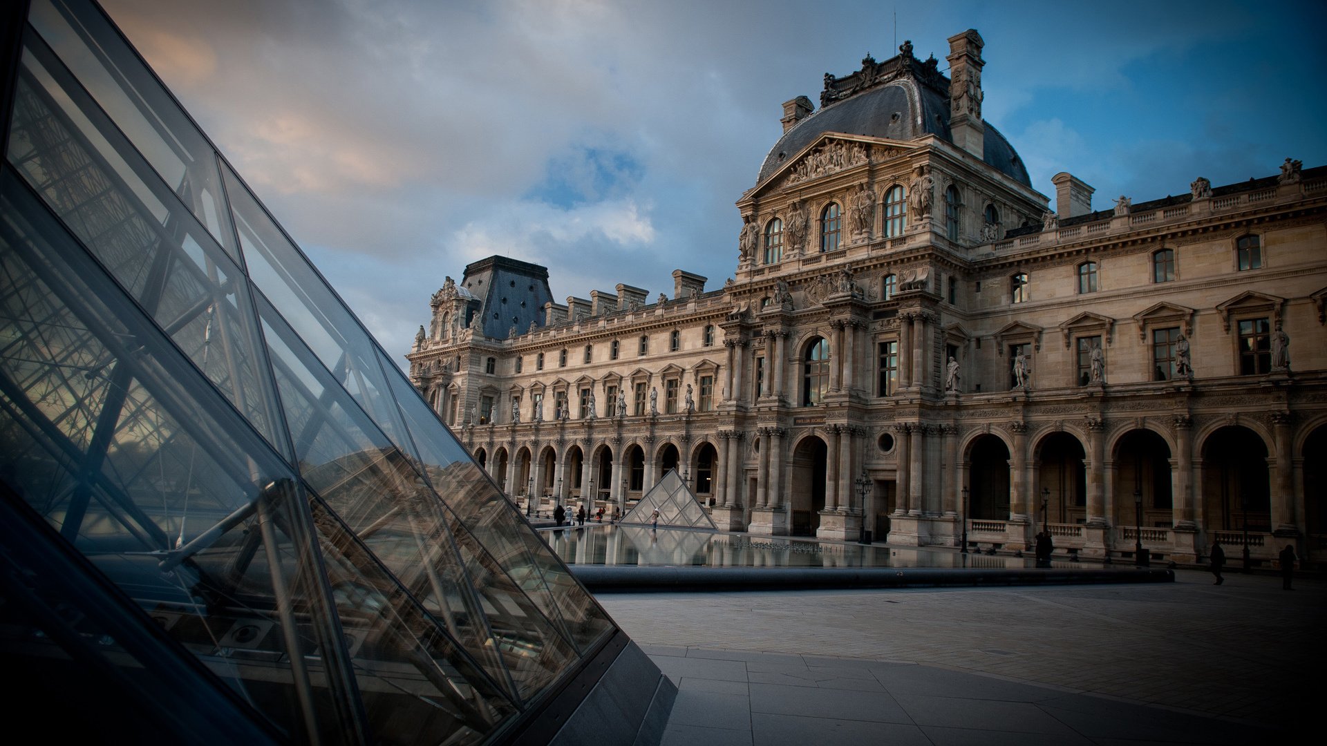 Pyramid at Louvre Museum, Paris, France загрузить