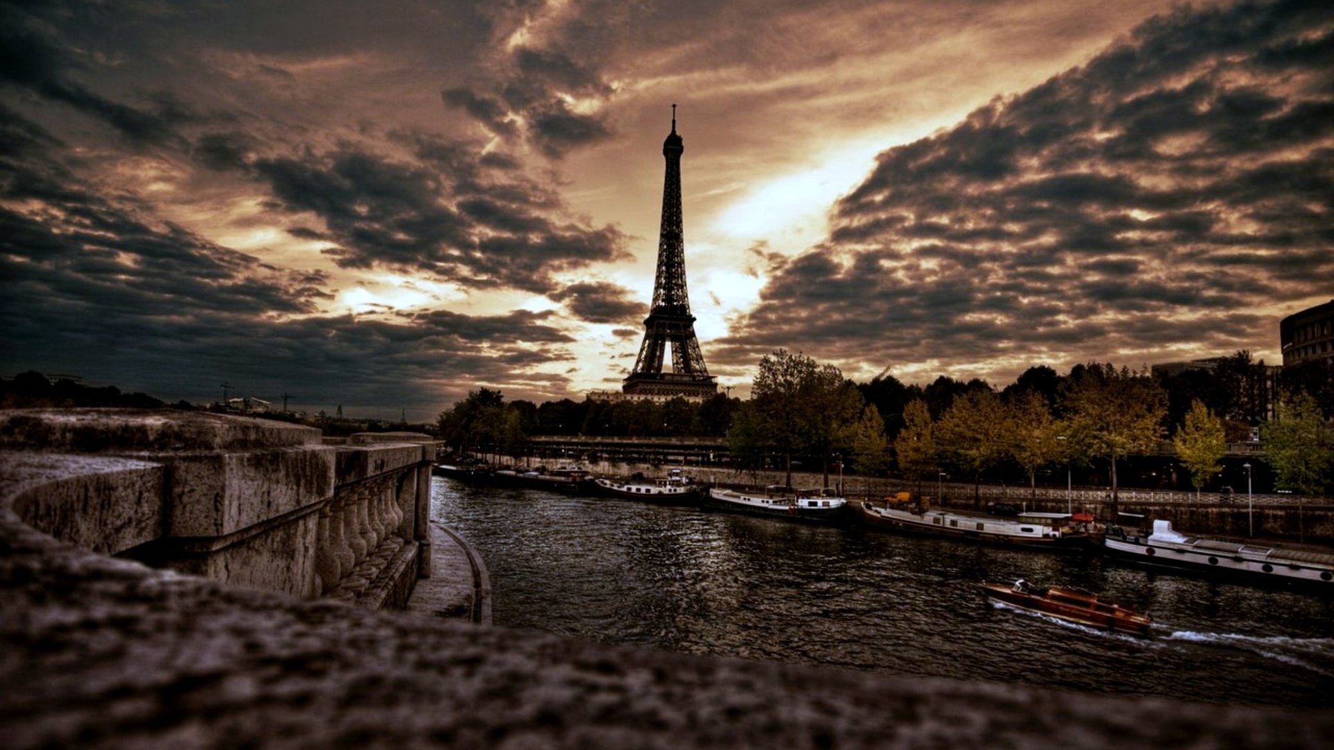 Обои облака, париж, эйфелева башня, clouds, paris, eiffel tower разрешение 2000x1250 Загрузить