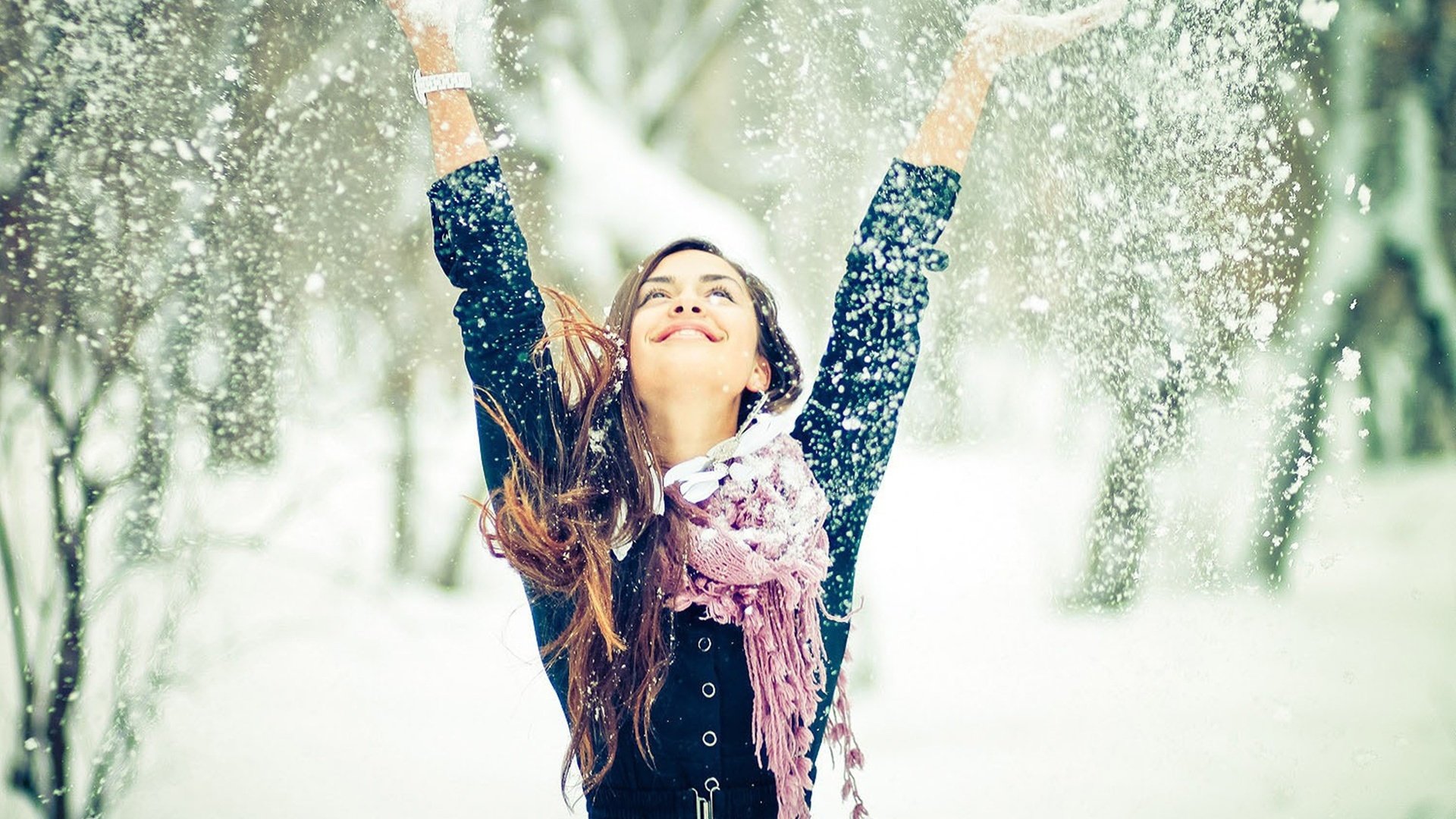 Обои снег, лес, зима, девушка, настроение, шатенка, snow, forest, winter, girl, mood, brown hair разрешение 1920x1200 Загрузить