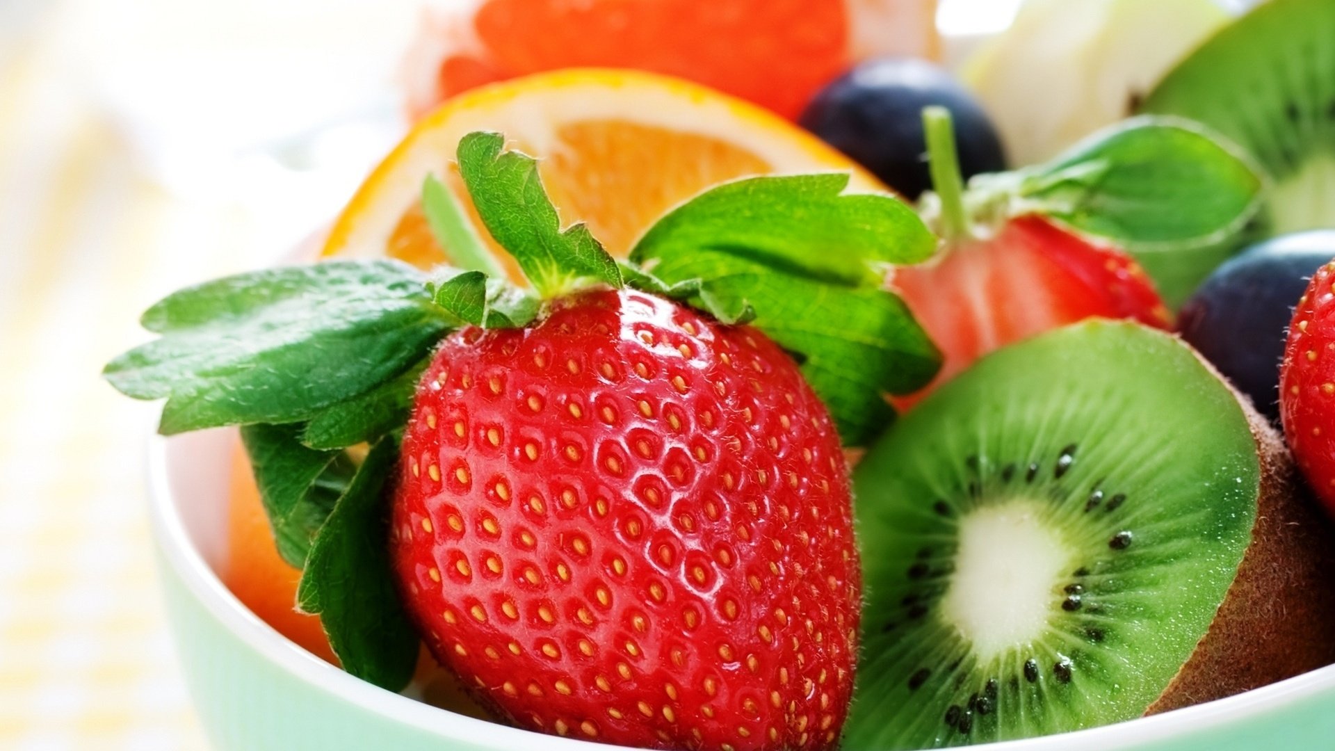 Обои фрукты, клубника, ягоды, лесные ягоды, апельсин, плоды, киви, fruit, strawberry, berries, orange, kiwi разрешение 1920x1200 Загрузить
