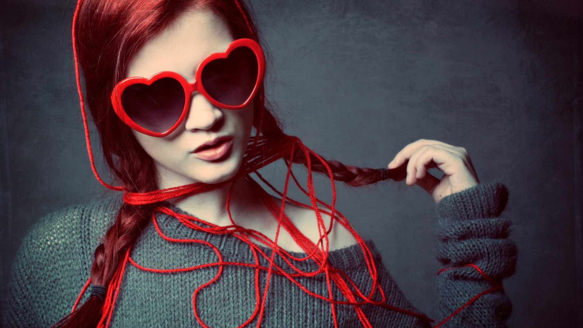 Обои стиль, девушка, очки, рыжая, модель, нитки, style, girl, glasses, red, model, thread разрешение 1920x1200 Загрузить