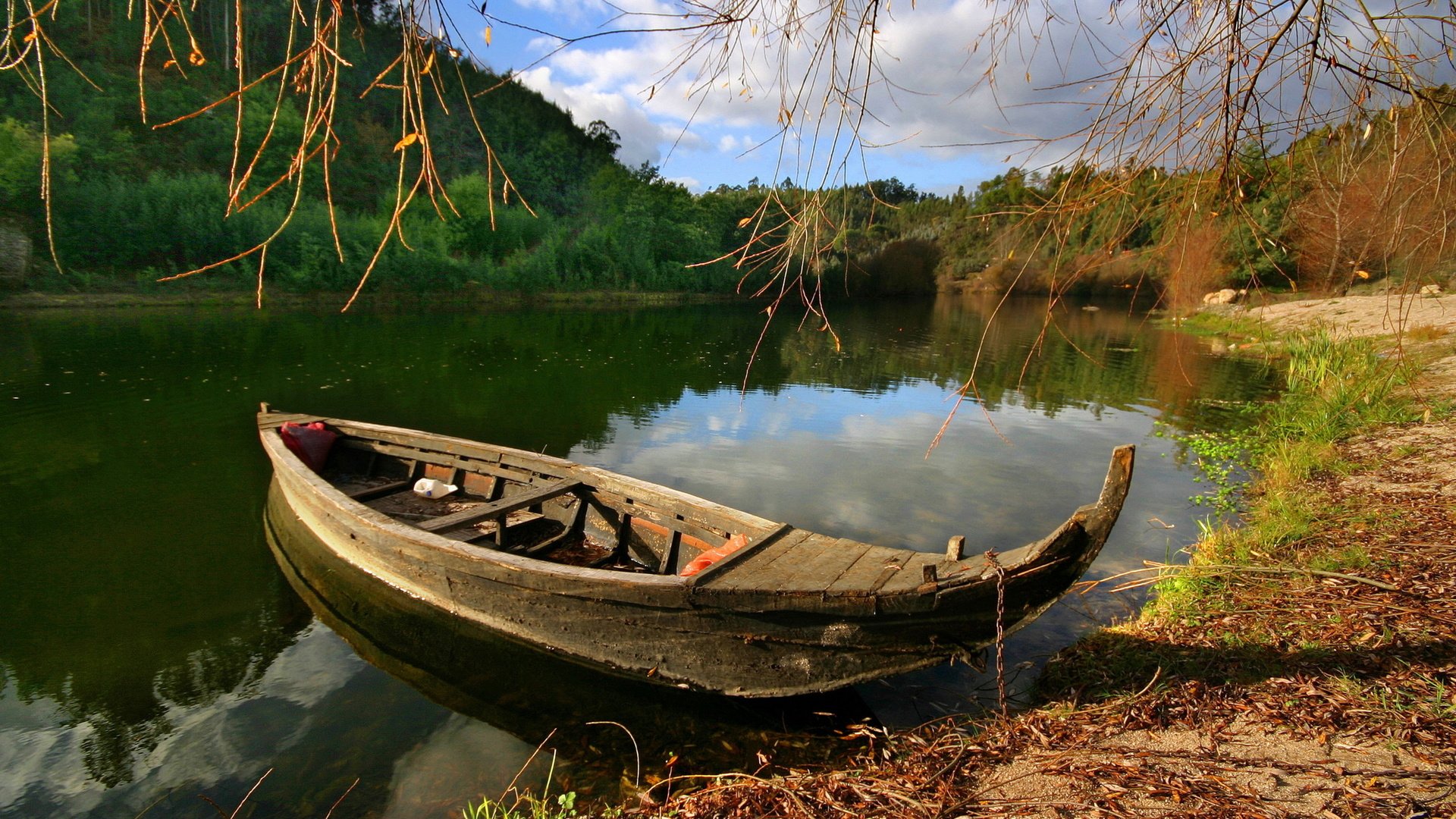 Обои небо, деревья, река, природа, берег, отражение, осень, лодка, the sky, trees, river, nature, shore, reflection, autumn, boat разрешение 2560x1600 Загрузить