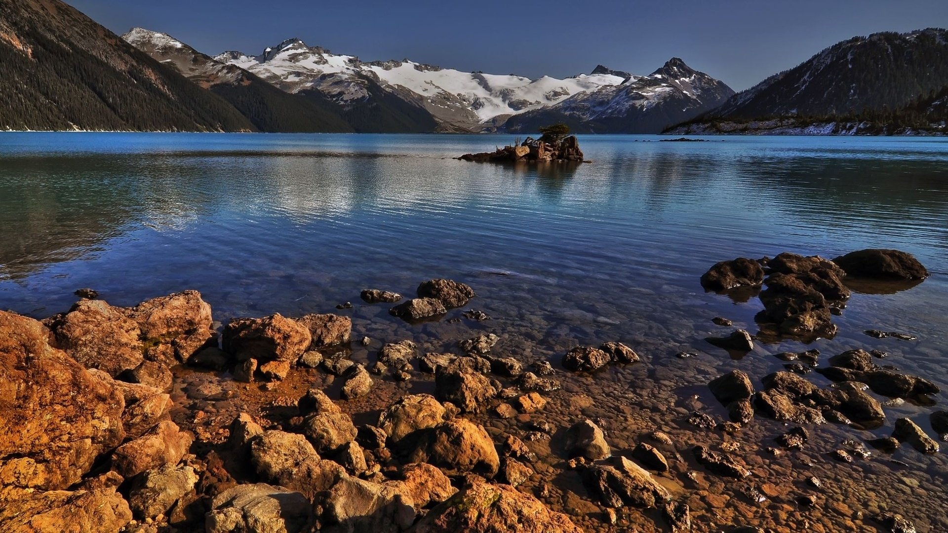 Обои вода, озеро, горы, снег, камни, лес, water, lake, mountains, snow, stones, forest разрешение 1920x1200 Загрузить