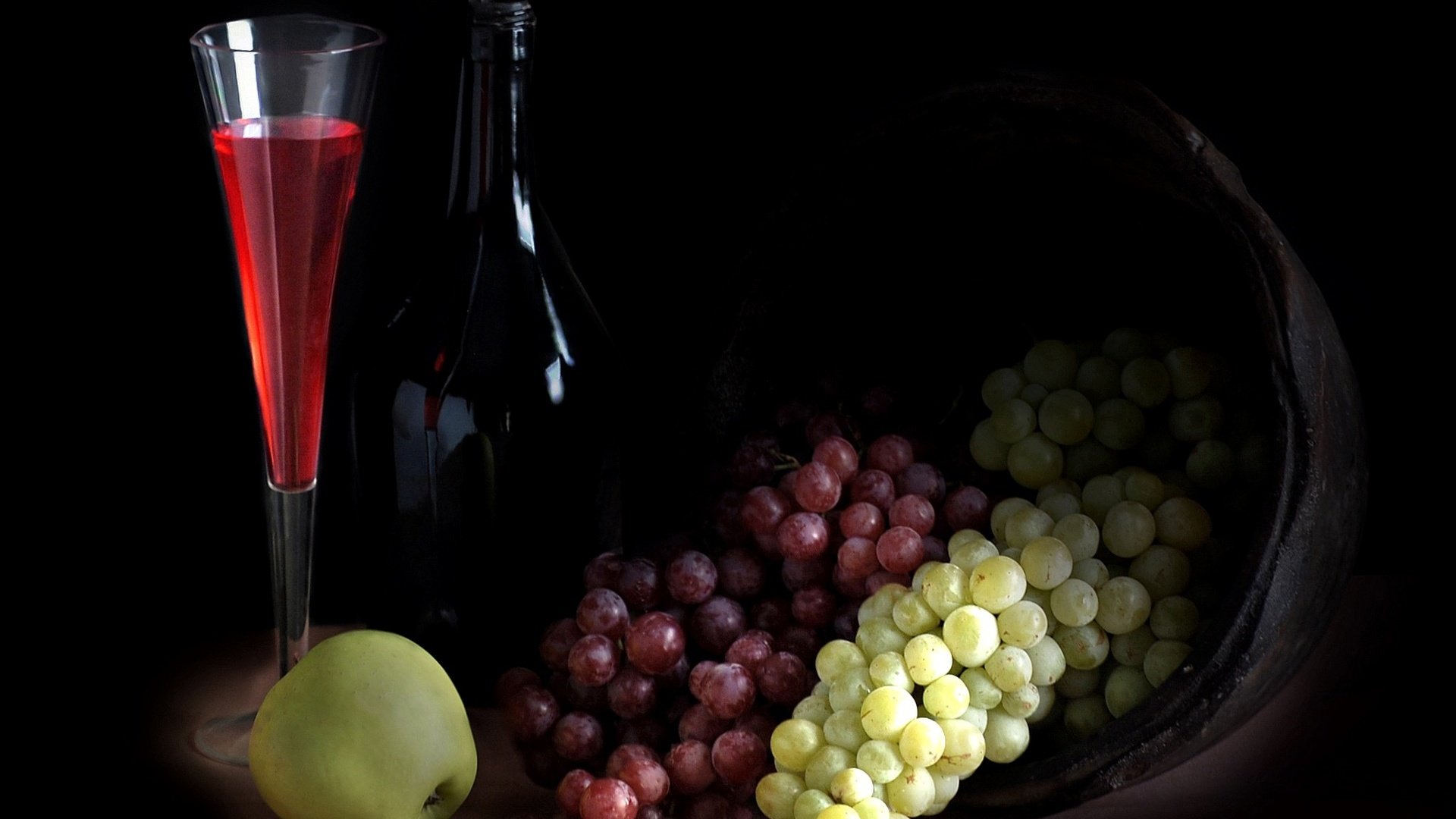 Обои фон, виноград, бокал, яблоко, вино, бутылка, background, grapes, glass, apple, wine, bottle разрешение 2048x1360 Загрузить