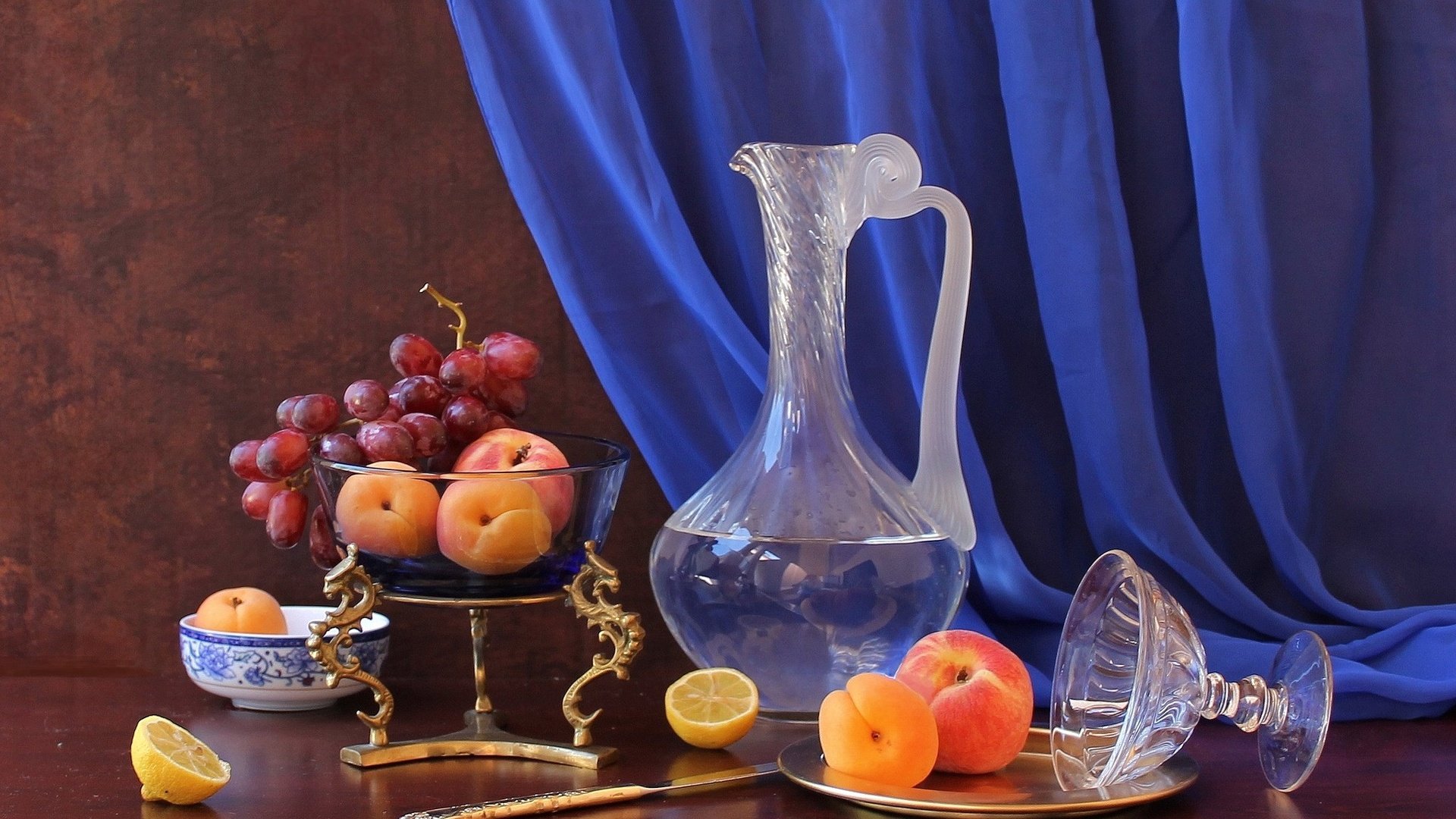 Обои виноград, фрукты, лимон, натюрморт, графин, абрикосы, рюмка, grapes, fruit, lemon, still life, decanter, apricots, glass разрешение 2048x1389 Загрузить