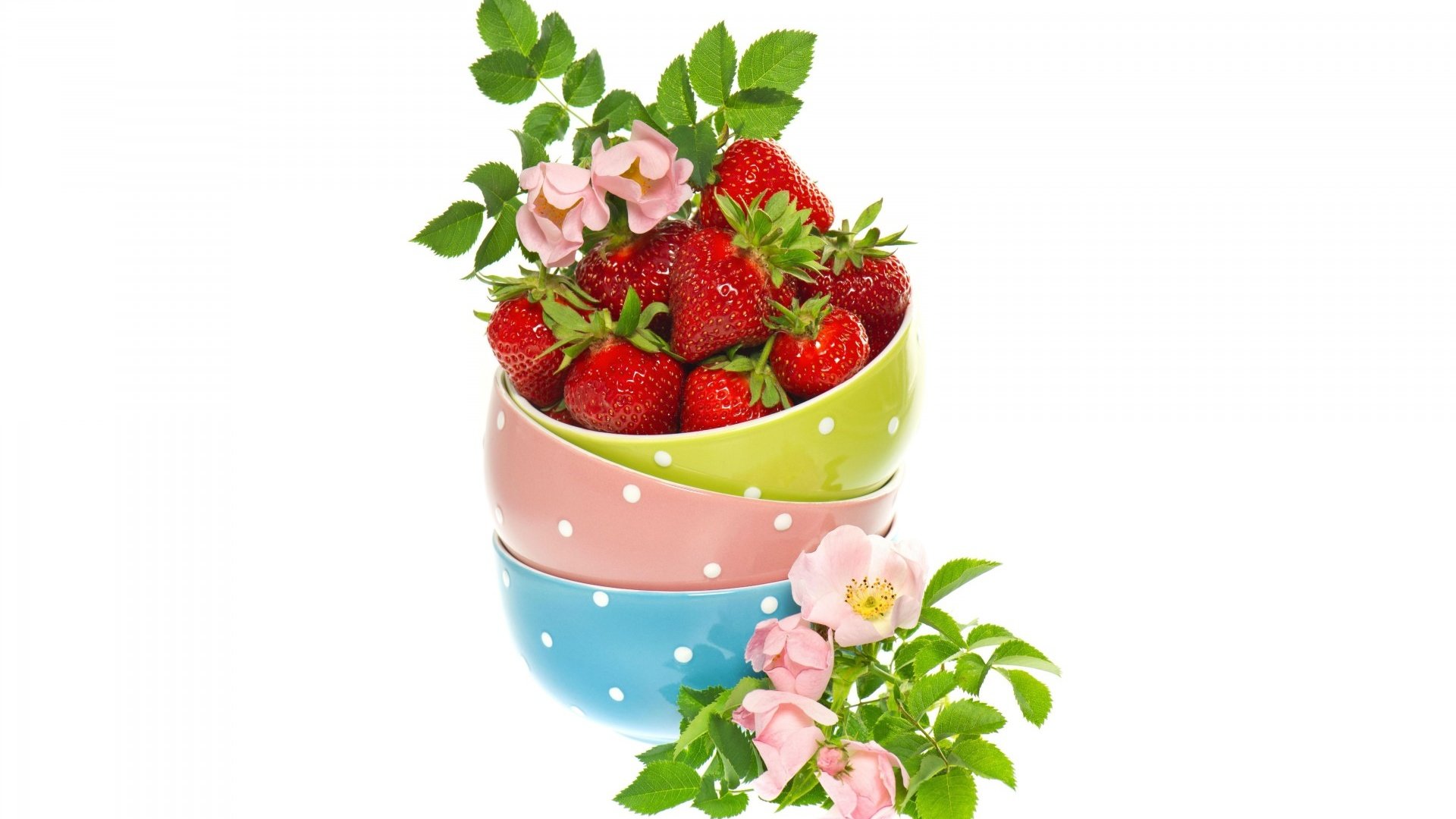 Обои ягода, клубника, шиповник, миски, berry, strawberry, briar, bowls разрешение 1920x1200 Загрузить