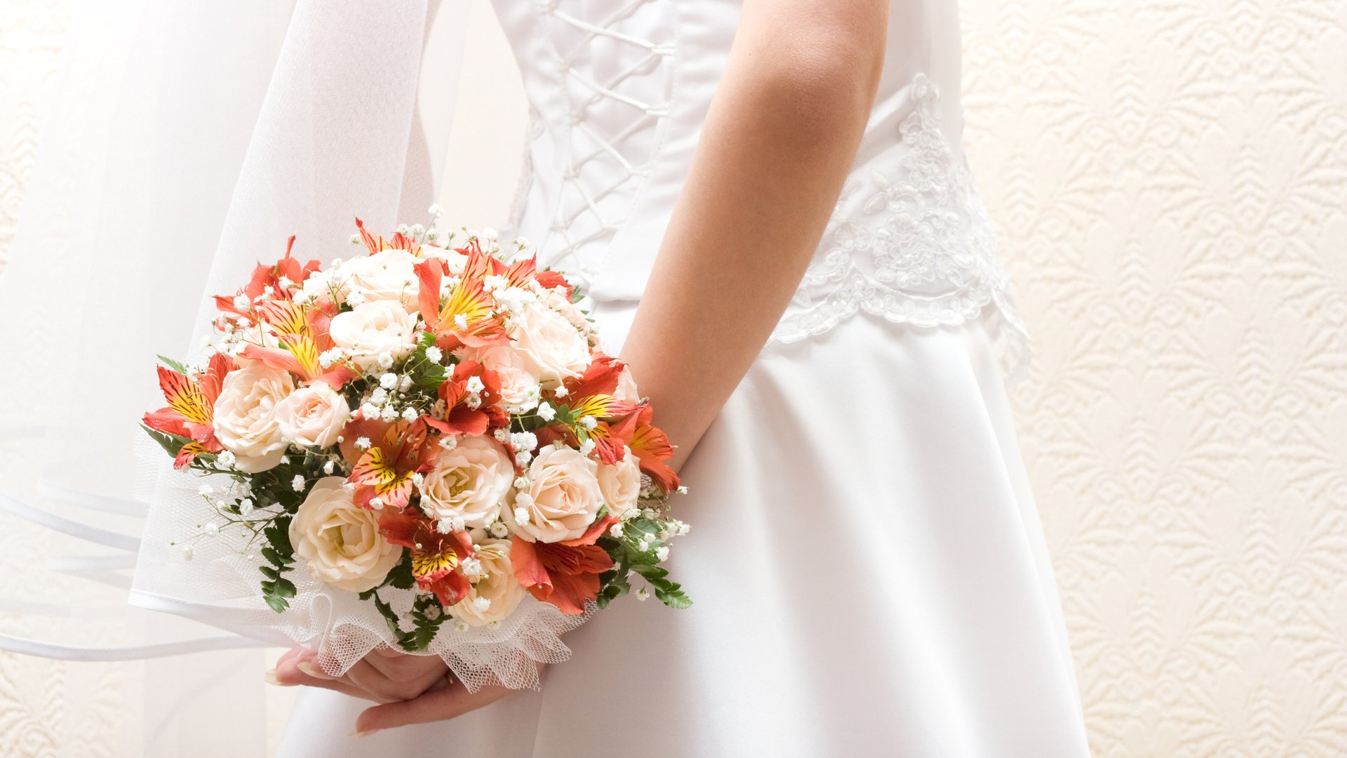 Обои цветы, платье, букет, невеста, фата, шнуровка, flowers, dress, bouquet, the bride, veil, lacing разрешение 2560x1600 Загрузить