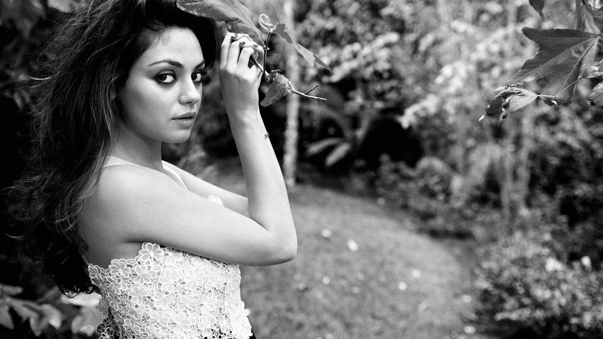 Обои природа, девушка, чёрно-белое, актриса, мила кунис, nature, girl, black and white, actress, mila kunis разрешение 1920x1200 Загрузить