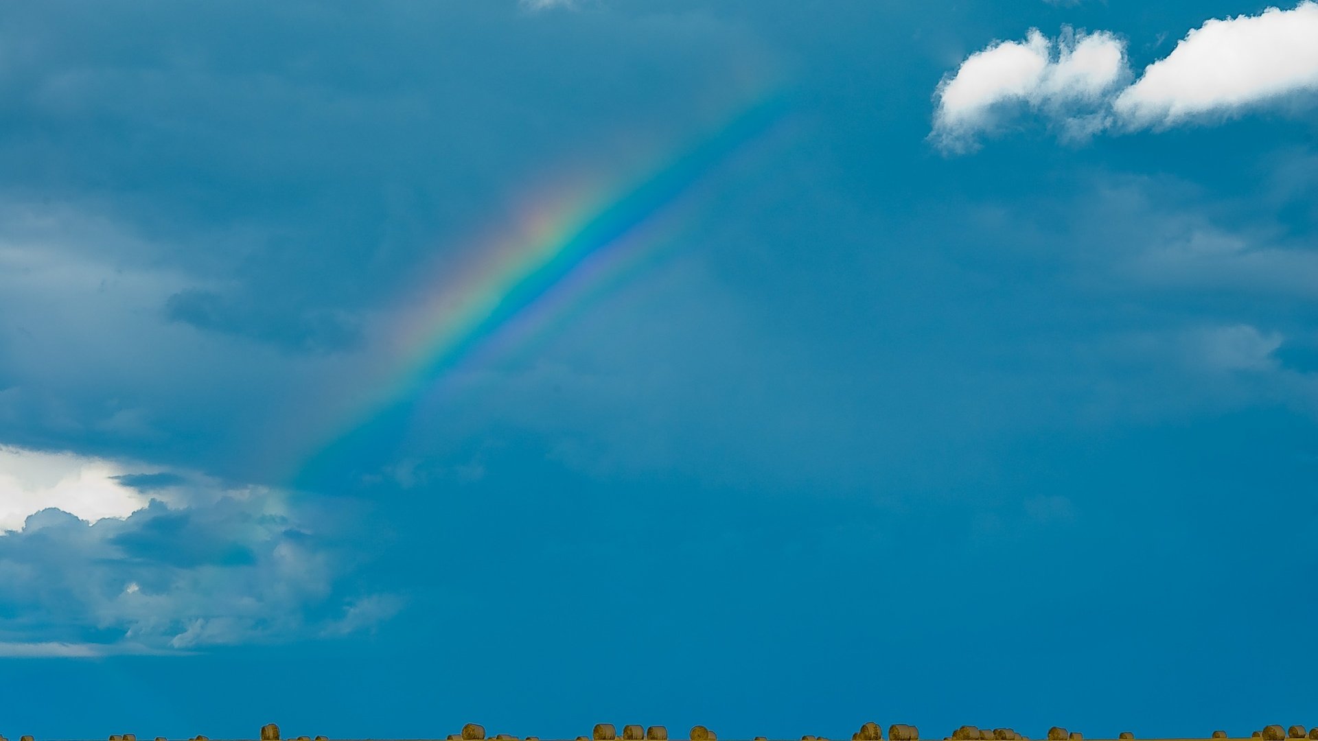 Обои небо, облака, поле, радуга, тюки, прессованное сено, the sky, clouds, field, rainbow, bales, baled hay разрешение 2880x1800 Загрузить