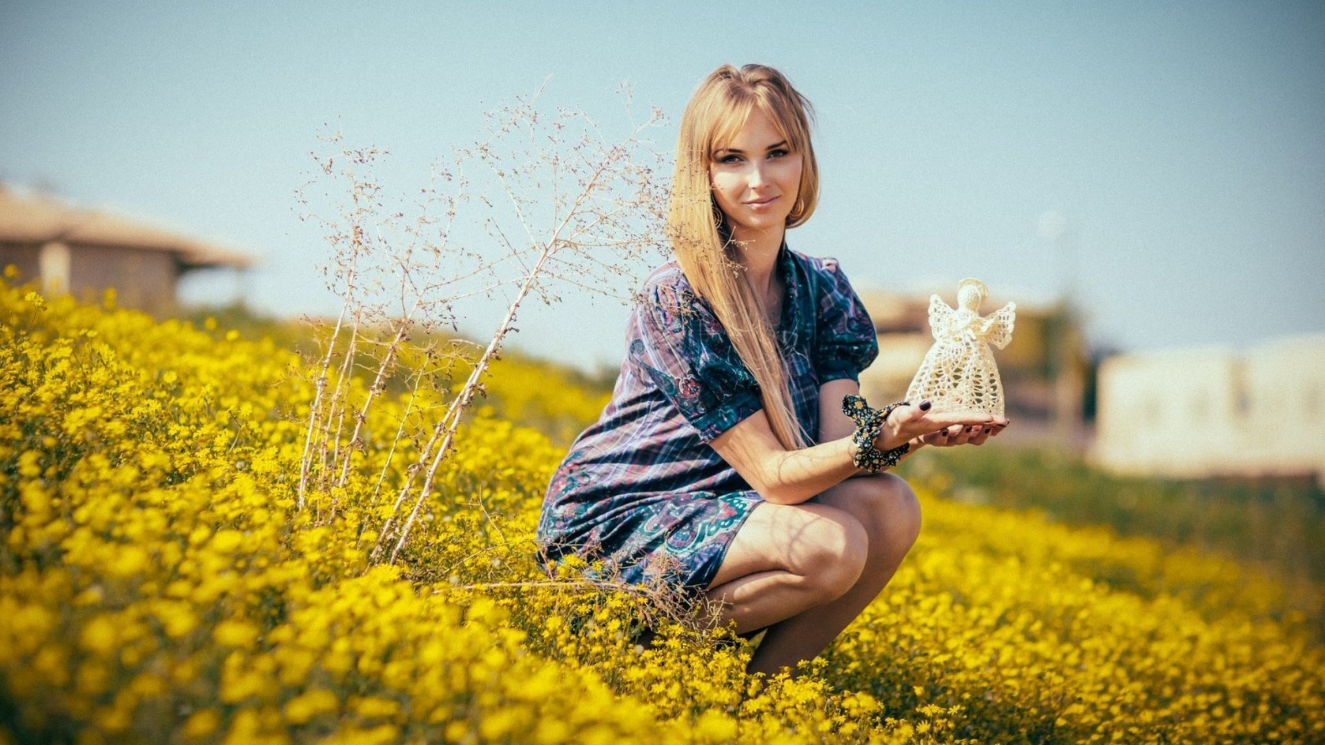 Обои девушка, платье, улыбка, лето, луг, ангел, желтые цветы, girl, dress, smile, summer, meadow, angel, yellow flowers разрешение 2033x1271 Загрузить