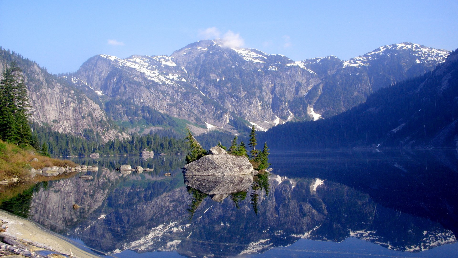 Обои озеро, горы, природа, лес, отражение, пейзаж, остров, канада, lake, mountains, nature, forest, reflection, landscape, island, canada разрешение 2560x1700 Загрузить