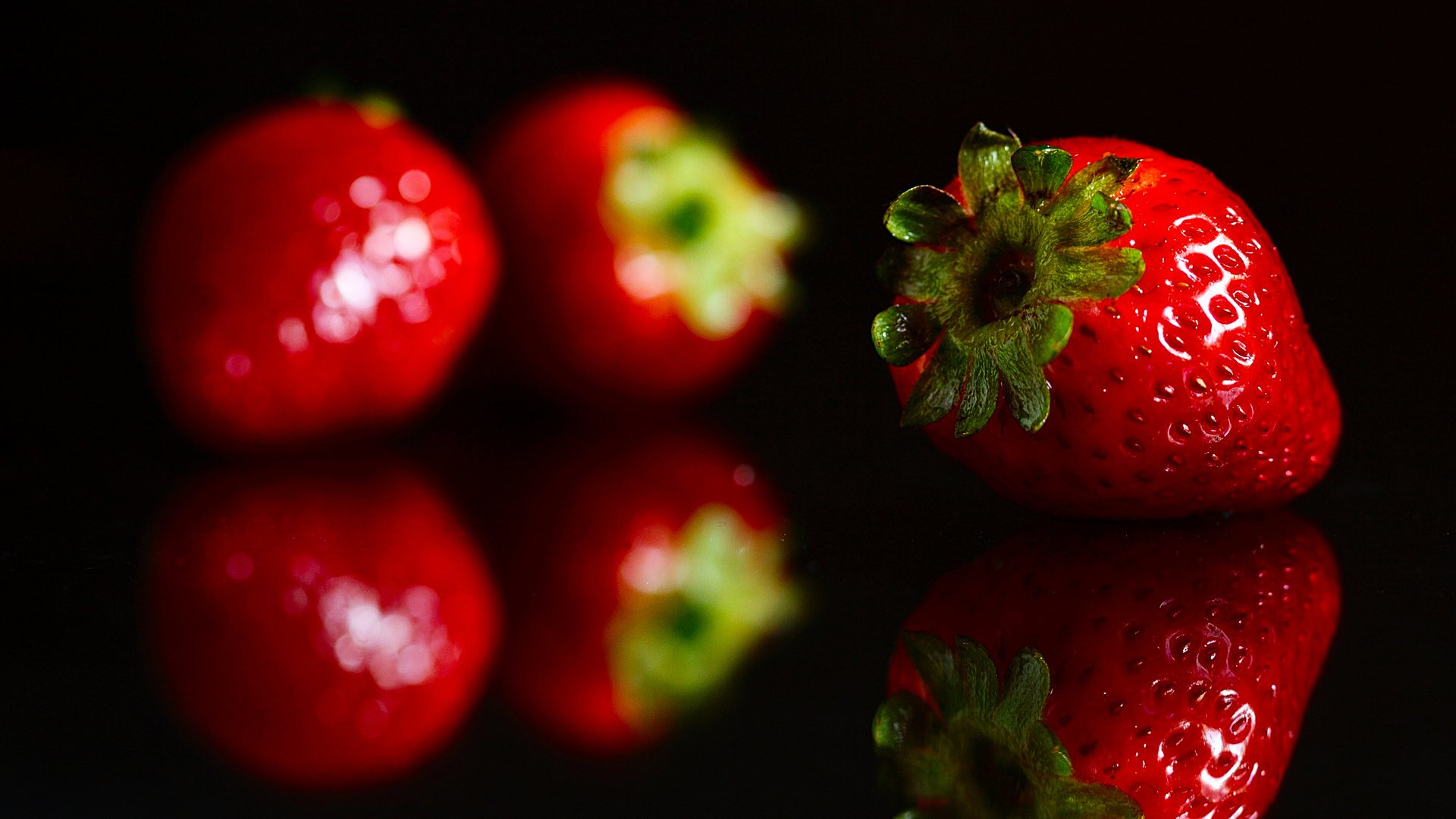 Обои отражение, красная, клубника, черный фон, ягоды, reflection, red, strawberry, black background, berries разрешение 2560x1600 Загрузить