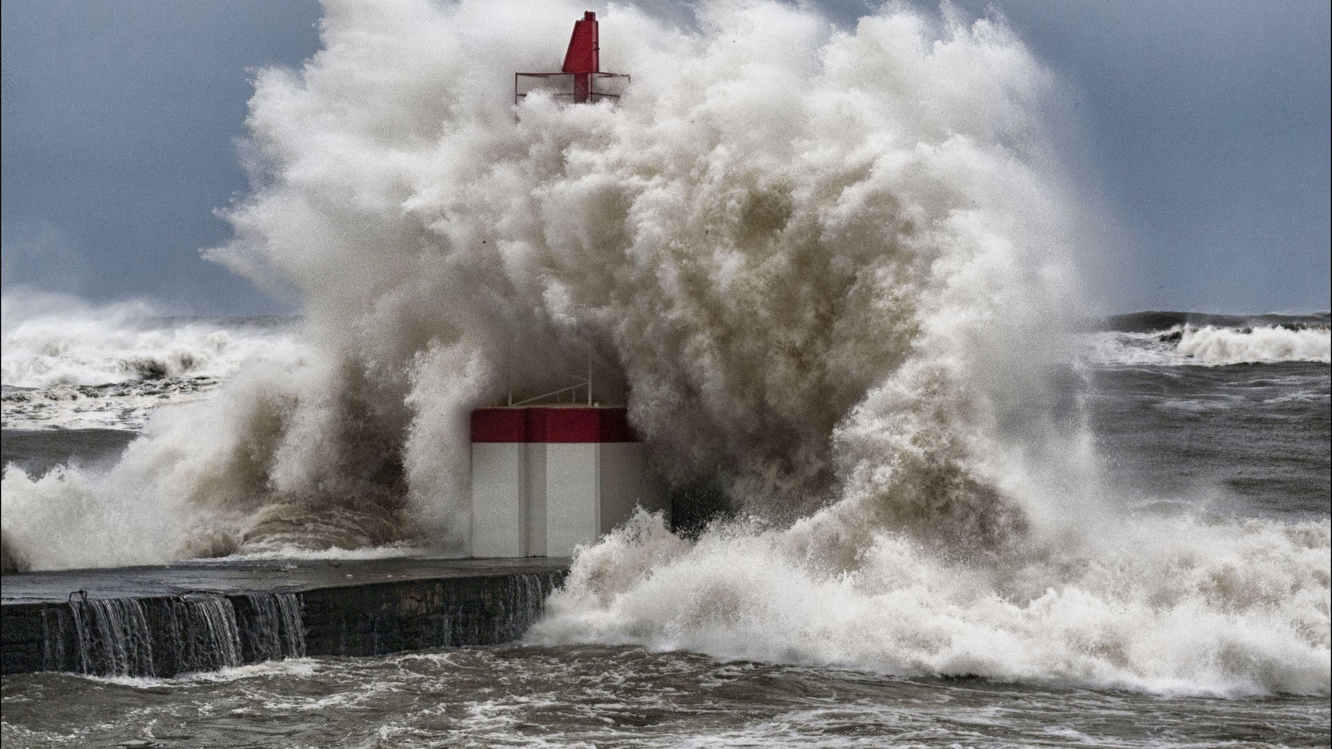 Обои море, маяк, волна, причал, океан, шторм, пена, sea, lighthouse, wave, pier, the ocean, storm, foam разрешение 3466x2311 Загрузить