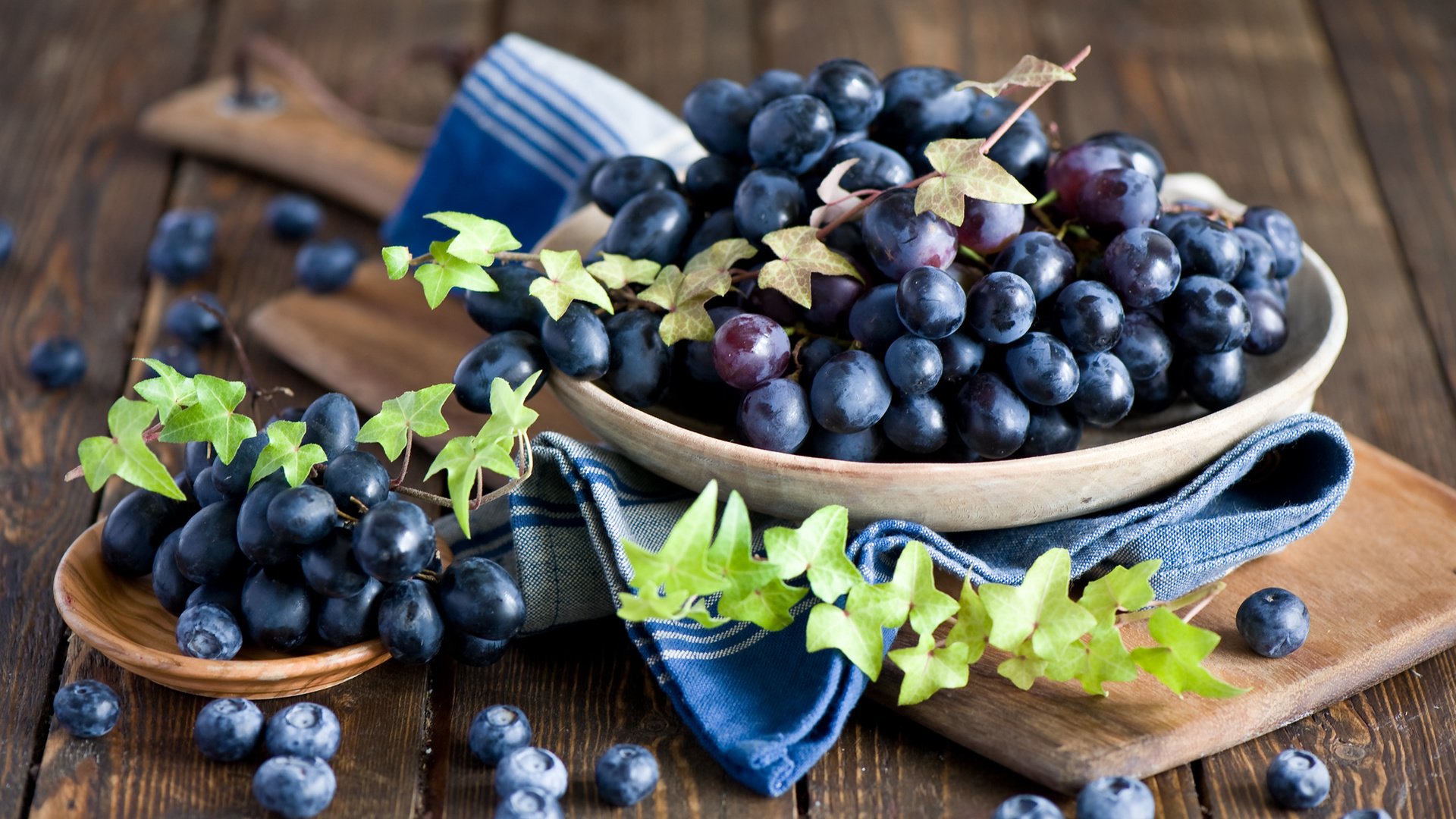 Обои виноград, доска, черника, натюрморт, grapes, board, blueberries, still life разрешение 2000x1331 Загрузить