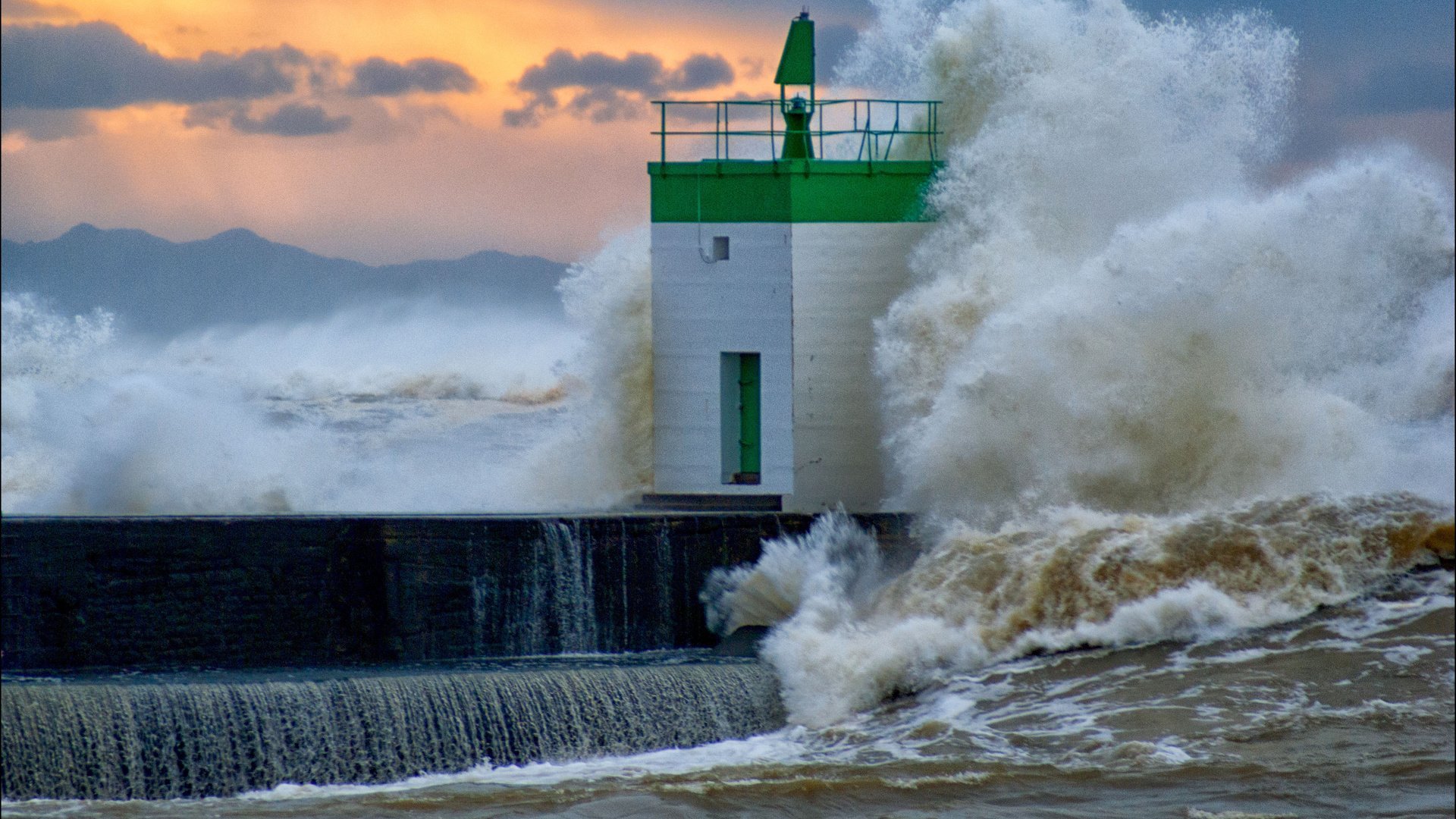 Обои море, маяк, волна, причал, морская пена, sea, lighthouse, wave, pier, sea foam разрешение 3674x2460 Загрузить