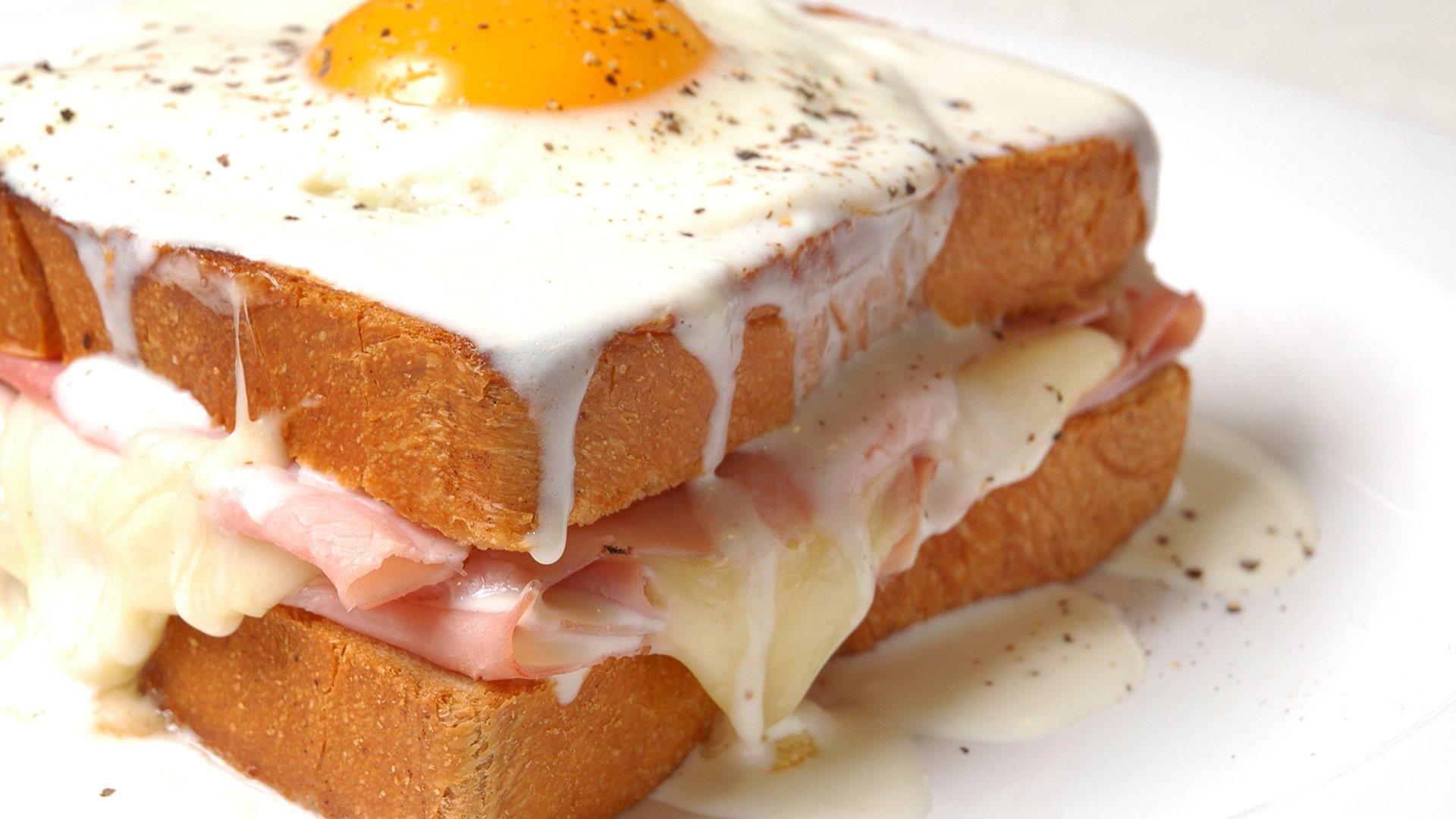 бутерброды с жареным яйцом с фото
