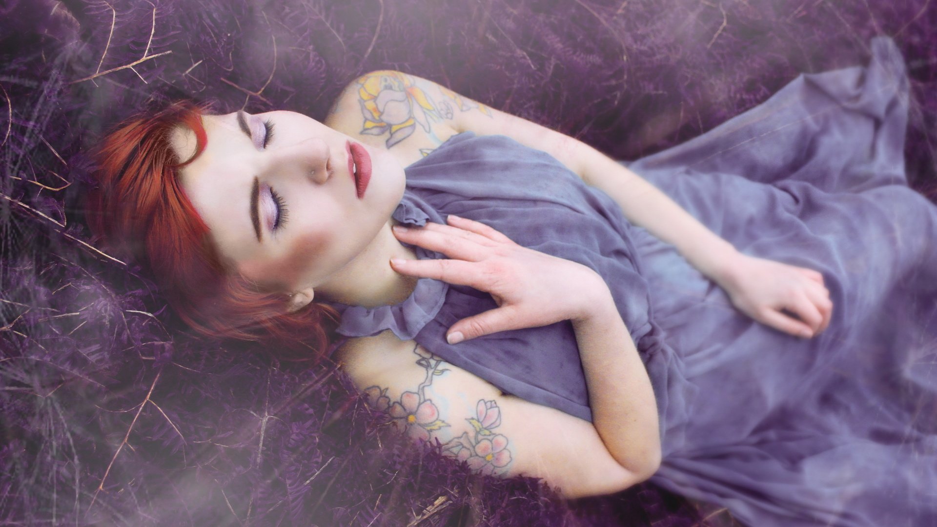 Обои девушка, платье, спит, тату, волосы, макияж, girl, dress, sleeping, tattoo, hair, makeup разрешение 2560x1600 Загрузить