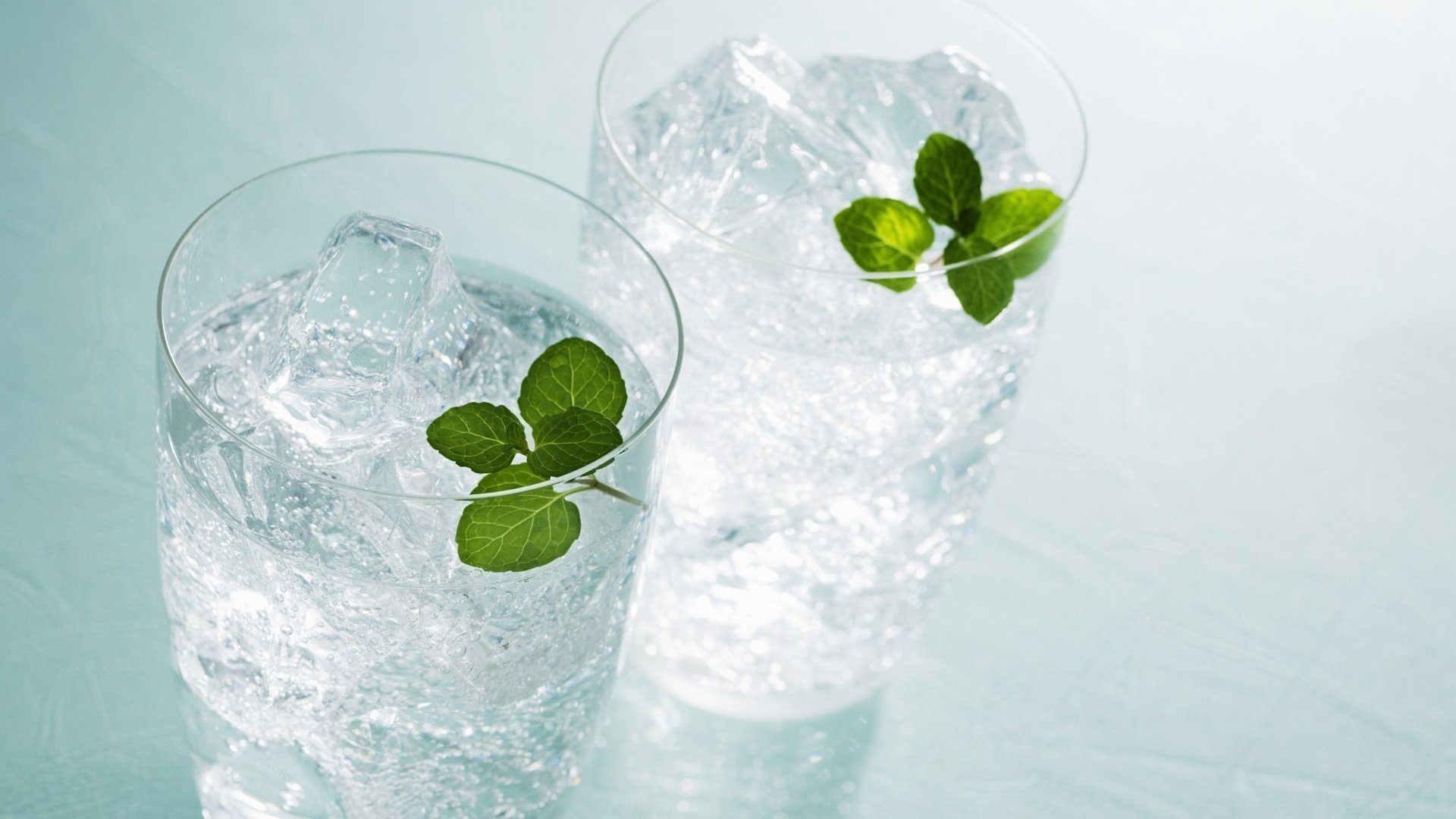 Стакан с зеленой водой. Лед в стакане. Вода со льдом. Стакан воды со льдом. Бокал со льдом.