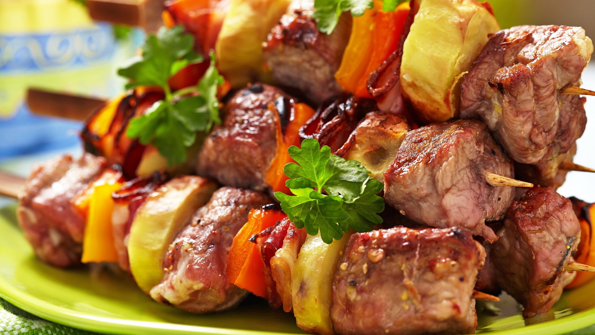 Обои зелень, овощи, мясо, шашлыки, greens, vegetables, meat, kebabs разрешение 5616x3744 Загрузить